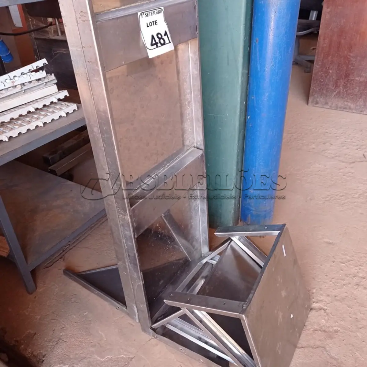 LOTE 481 - 04 PEÇAS DE PRATELEIRA EM INOX TAMANHO DIVERSOS. ATENÇÃO! FAZER A VISITAÇÃO ANTES DE ARREMATAR, NÃO SABEMOS SE FUNCIONA. LEILÃO NÃO TEM GARANTIA E NEM DEVOLUÇÃO, SUJEITO A POSSÍVEIS AVARIAS VISÍVEIS/OCULTAS E/OU AUSÊNCIA DE COMPONENTES.