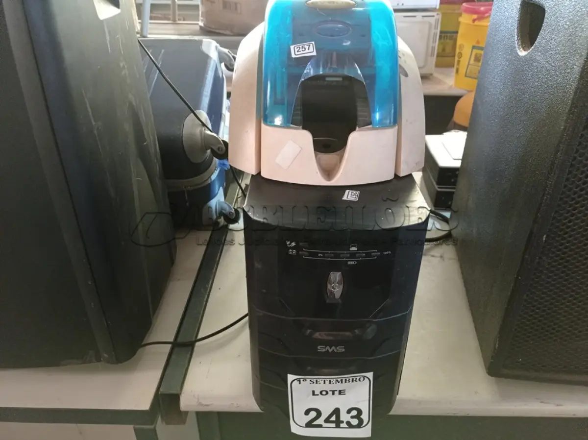 LOTE 243 - 01 IMPRESSORA DE CARTÕES, 01 NOBREAK3200V. (NO ESTADO) ATENÇÃO! FAZER A VISITAÇÃO ANTES DE ARREMATAR, NÃO SABEMOS SE FUNCIONA. LEILÃO NÃO TEM GARANTIA E NEM DEVOLUÇÃO, SUJEITO A POSSÍVEIS AVARIAS VISÍVEIS/OCULTAS E/OU AUSÊNCIA DE COMPONENTES.