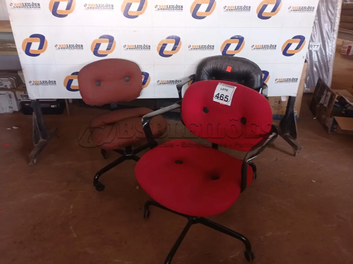 LOTE 465 - 03 CADEIRAS PARA ESCRITÓRIO BASE GIRATÓRIA. (NO ESTADO) ATENÇÃO! FAZER A VISITAÇÃO ANTES DE ARREMATAR, NÃO SABEMOS SE FUNCIONA. LEILÃO NÃO TEM GARANTIA E NEM DEVOLUÇÃO, SUJEITO A POSSÍVEIS AVARIAS VISÍVEIS/OCULTAS E/OU AUSÊNCIA DE COMPONENTES.