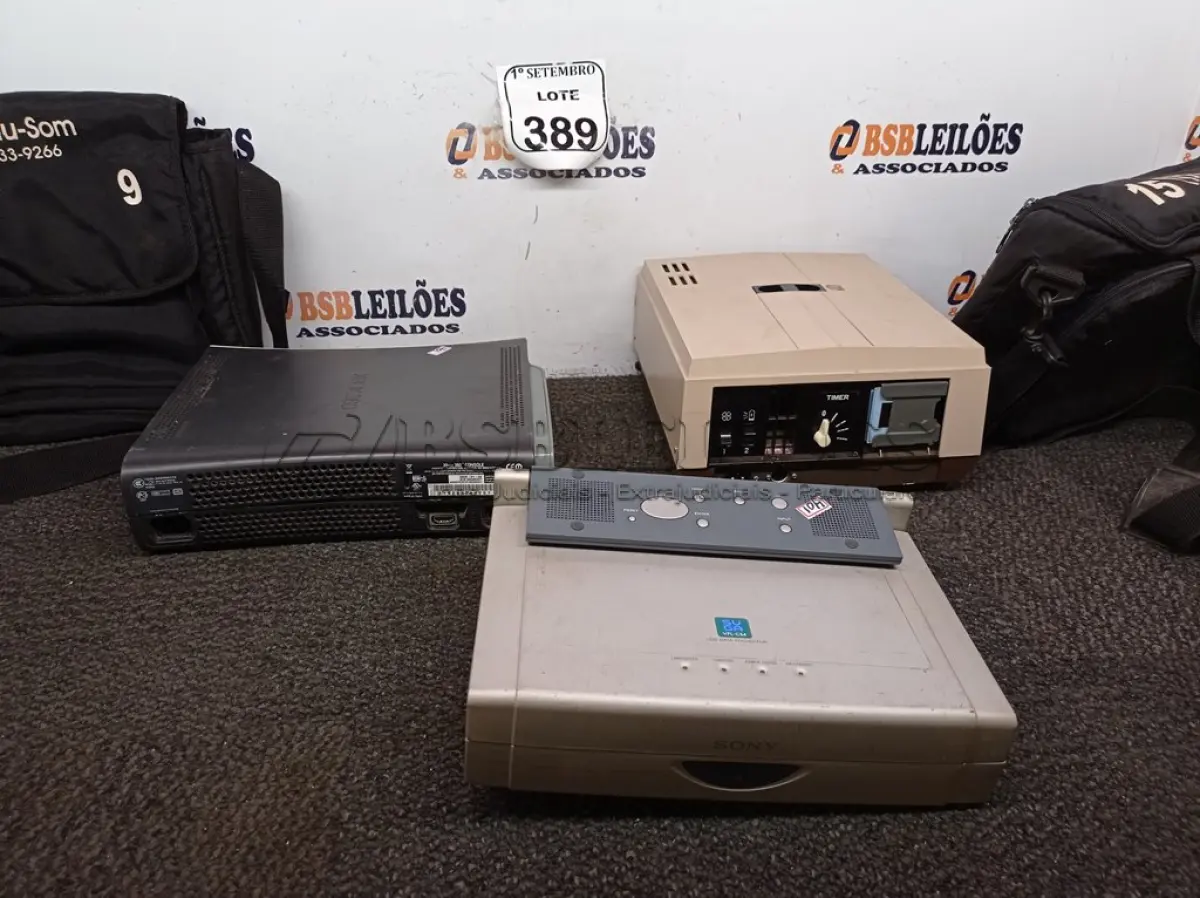 LOTE 389 - 01 XBOX360 E 02 PROJETORES E 02 BOLSAS.  (NO ESTADO) ATENÇÃO! FAZER A VISITAÇÃO ANTES DE ARREMATAR, NÃO SABEMOS SE FUNCIONA. LEILÃO NÃO TEM GARANTIA E NEM DEVOLUÇÃO, SUJEITO A POSSÍVEIS AVARIAS VISÍVEIS/OCULTAS E/OU AUSÊNCIA DE COMPONENTES.