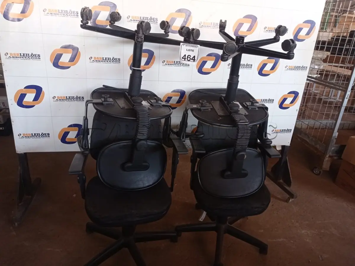 LOTE 464 - 04 CADEIRAS PARA ESCRITÓRIO BASE GIRATÓRIA. (NO ESTADO) ATENÇÃO! FAZER A VISITAÇÃO ANTES DE ARREMATAR, NÃO SABEMOS SE FUNCIONA. LEILÃO NÃO TEM GARANTIA E NEM DEVOLUÇÃO, SUJEITO A POSSÍVEIS AVARIAS VISÍVEIS/OCULTAS E/OU AUSÊNCIA DE COMPONENTES.