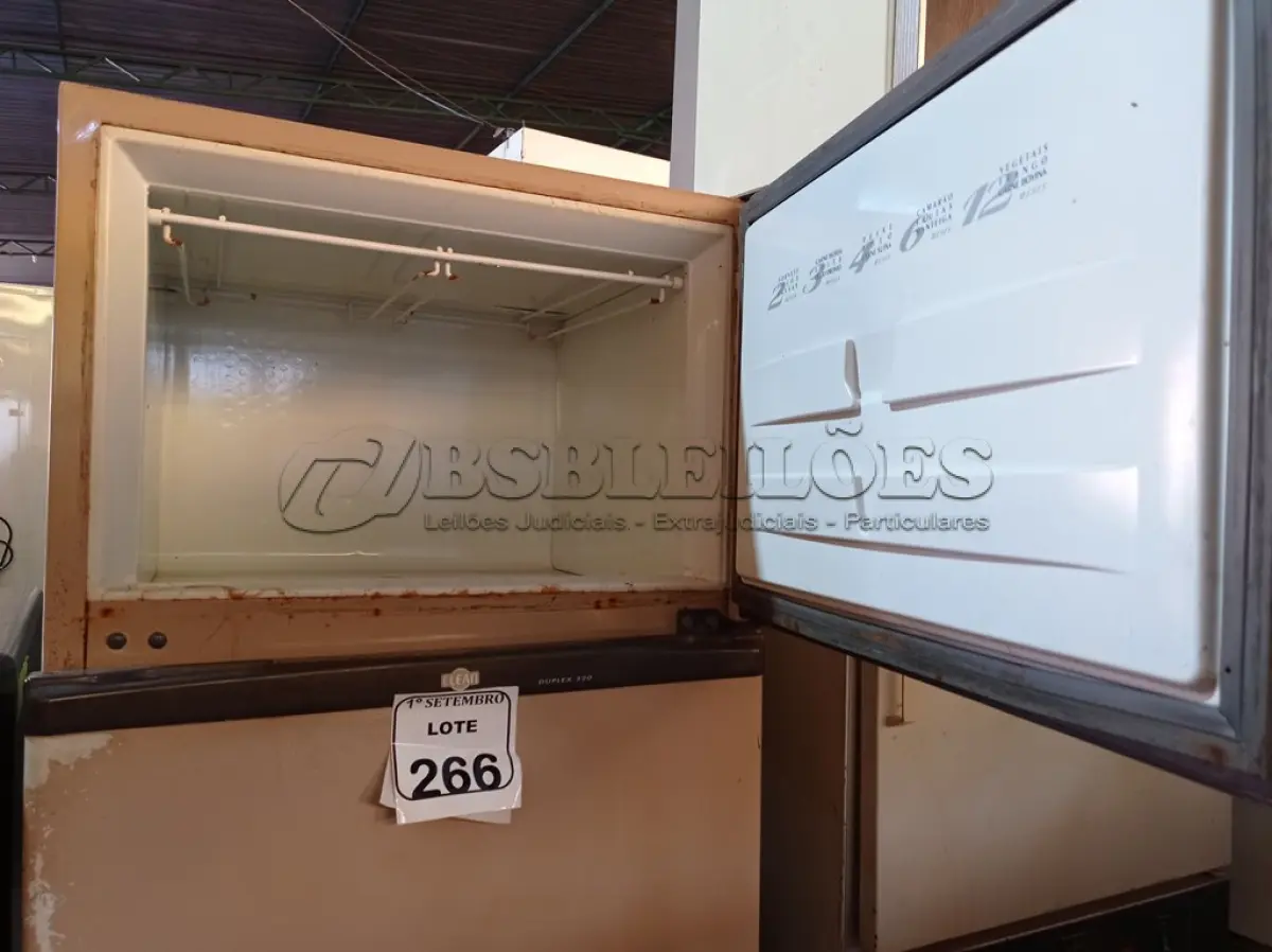 LOTE 266 - 01 GELADEIRA BRASTEMP 220V. (NO ESTADO) ATENÇÃO! FAZER A VISITAÇÃO ANTES DE ARREMATAR, NÃO SABEMOS SE FUNCIONA. LEILÃO NÃO TEM GARANTIA E NEM DEVOLUÇÃO, SUJEITO A POSSÍVEIS AVARIAS VISÍVEIS/OCULTAS E/OU AUSÊNCIA DE COMPONENTES.