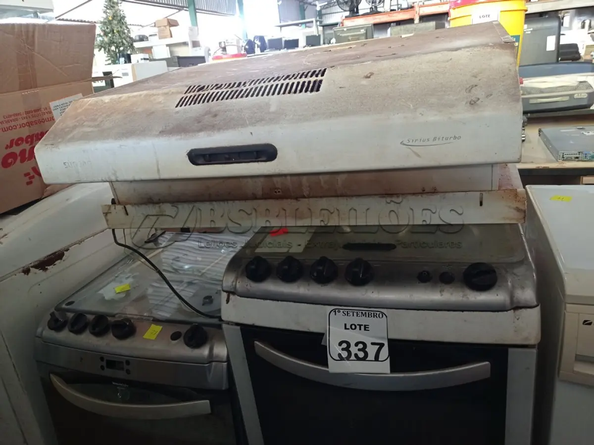 LOTE 337 - 02 FOGÕES A GÁS MARCAS E MODELOS DIVERSOS E 01 SUGAR. (NO ESTADO) ATENÇÃO! FAZER A VISITAÇÃO ANTES DE ARREMATAR, NÃO SABEMOS SE FUNCIONA. LEILÃO NÃO TEM GARANTIA E NEM DEVOLUÇÃO, SUJEITO A POSSÍVEIS AVARIAS VISÍVEIS/OCULTAS E/OU AUSÊNCIA DE COMPONENTES.