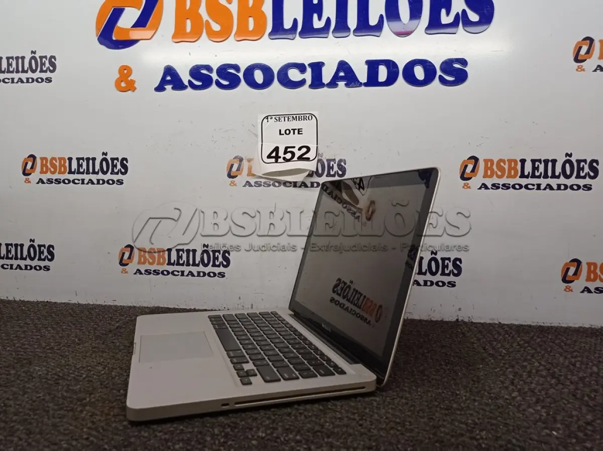 LOTE 452 - 01 MACBOOK PRO SEM FONTE. (NO ESTADO) ATENÇÃO! FAZER A VISITAÇÃO ANTES DE ARREMATAR, NÃO SABEMOS SE FUNCIONA. LEILÃO NÃO TEM GARANTIA E NEM DEVOLUÇÃO, SUJEITO A POSSÍVEIS AVARIAS VISÍVEIS/OCULTAS E/OU AUSÊNCIA DE COMPONENTES.