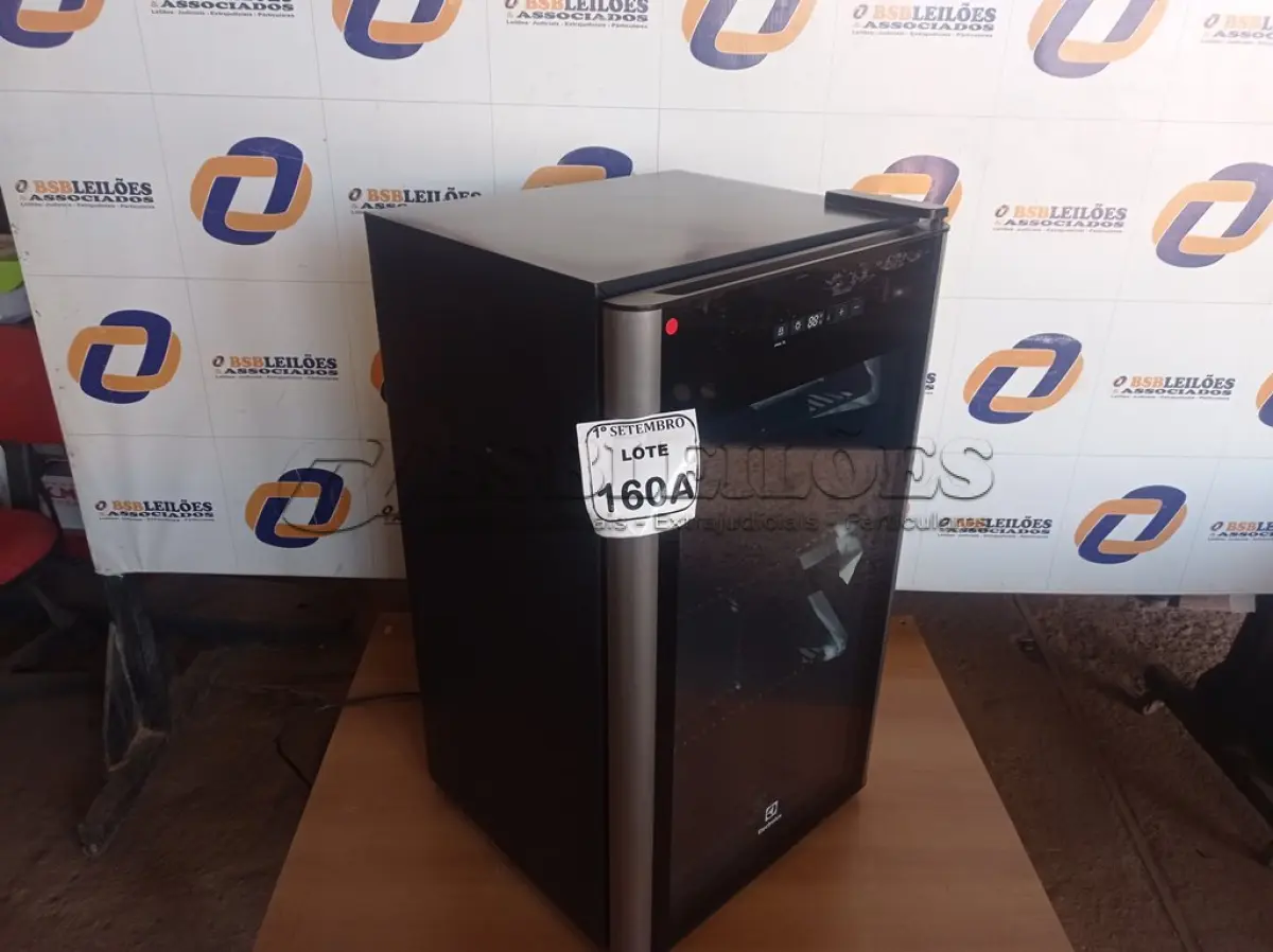 LOTE 160 - 01 CERVEJEIRA MARCA ELECTROLUX. (NO ESTADO) ATENÇÃO! FAZER A VISITAÇÃO ANTES DE ARREMATAR, NÃO SABEMOS SE FUNCIONA. LEILÃO NÃO TEM GARANTIA E NEM DEVOLUÇÃO, SUJEITO A POSSÍVEIS AVARIAS VISÍVEIS/OCULTAS E/OU AUSÊNCIA DE COMPONENTES.