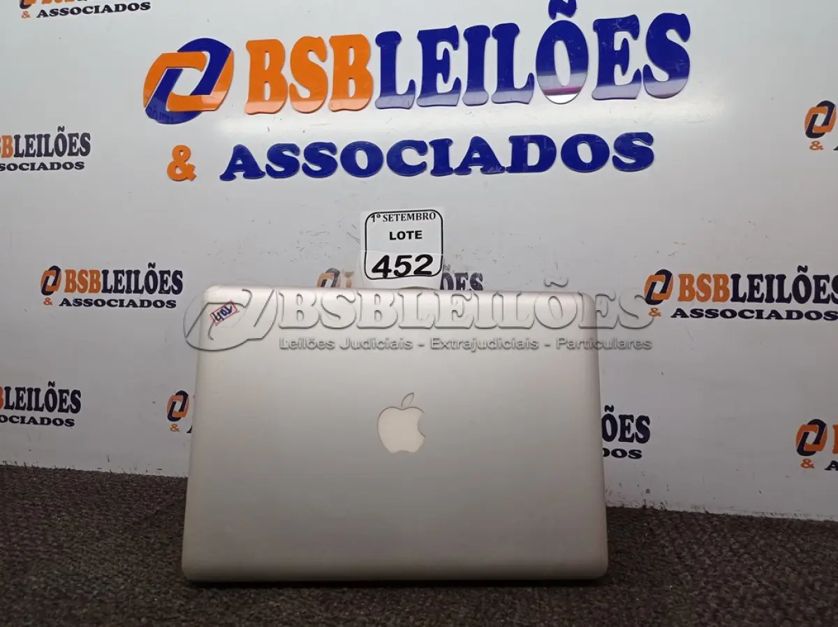 LOTE 452 - 01 MACBOOK PRO SEM FONTE. (NO ESTADO) ATENÇÃO! FAZER A VISITAÇÃO ANTES DE ARREMATAR, NÃO SABEMOS SE FUNCIONA. LEILÃO NÃO TEM GARANTIA E NEM DEVOLUÇÃO, SUJEITO A POSSÍVEIS AVARIAS VISÍVEIS/OCULTAS E/OU AUSÊNCIA DE COMPONENTES.