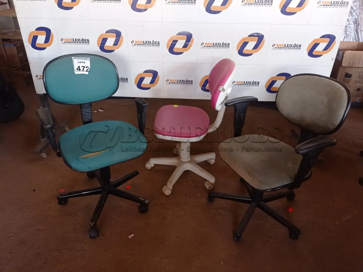 LOTE 472 - 03 CADEIRAS COM BASE GIRATÓRIA. (NO ESTADO) ATENÇÃO! FAZER A VISITAÇÃO ANTES DE ARREMATAR, NÃO SABEMOS SE FUNCIONA. LEILÃO NÃO TEM GARANTIA E NEM DEVOLUÇÃO, SUJEITO A POSSÍVEIS AVARIAS VISÍVEIS/OCULTAS E/OU AUSÊNCIA DE COMPONENTES.