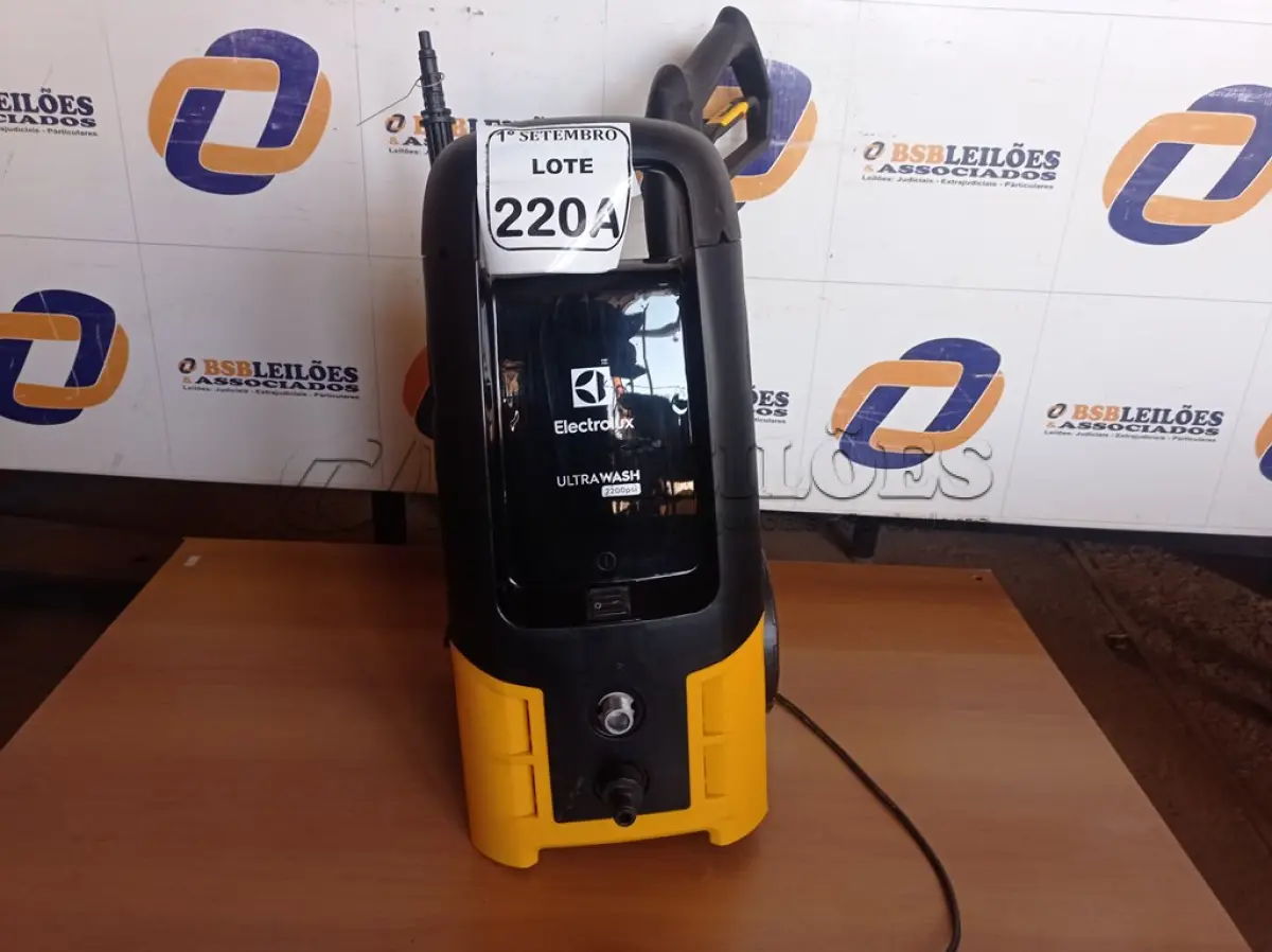 LOTE 220 - 01 LAVADORA DE ALTA PRESSÃO MARCA ELECTROLUX MODELO ULTRAWSHA2200TSI. (NO ESTADO) ATENÇÃO! FAZER A VISITAÇÃO ANTES DE ARREMATAR, NÃO SABEMOS SE FUNCIONA. LEILÃO NÃO TEM GARANTIA E NEM DEVOLUÇÃO, SUJEITO A POSSÍVEIS AVARIAS VISÍVEIS/OCULTAS E/OU AUSÊNCIA DE COMPONENTES.