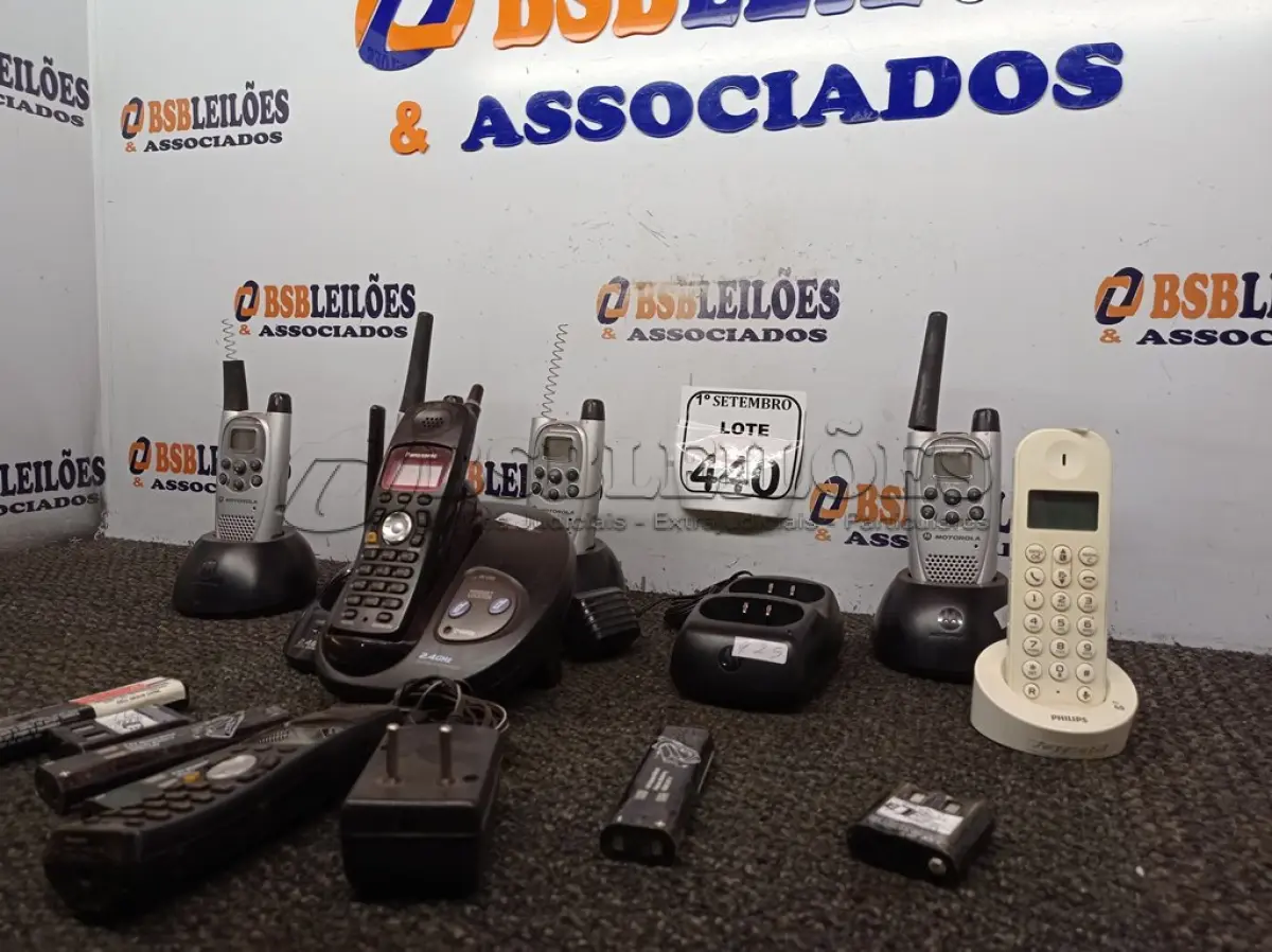LOTE 440 - 04 APARELHOS WALK TALK; RÁDIOS COMUNICADORES COM CARREGADOR E 03 APARELHOS TELEFÔNICOS DIVERSOS. (NO ESTADO) ATENÇÃO! FAZER A VISITAÇÃO ANTES DE ARREMATAR, NÃO SABEMOS SE FUNCIONA. LEILÃO NÃO TEM GARANTIA E NEM DEVOLUÇÃO, SUJEITO A POSSÍVEIS AVARIAS VISÍVEIS/OCULTAS E/OU AUSÊNCIA DE COMPONENTES.