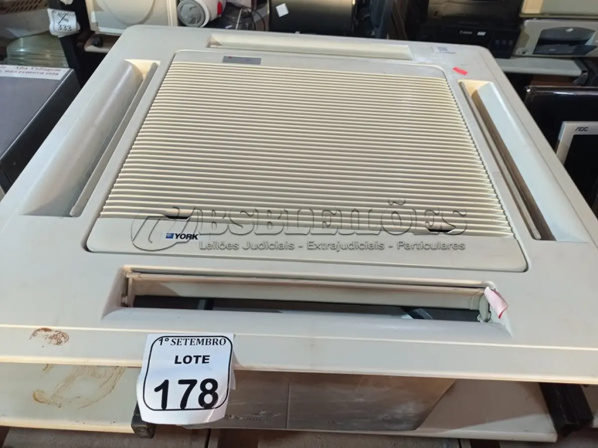 LOTE 178 - 01 EVAPORADORA DE TETO K7 MARCA YORK. (NO ESTADO) ATENÇÃO! FAZER A VISITAÇÃO ANTES DE ARREMATAR, NÃO SABEMOS SE FUNCIONA. LEILÃO NÃO TEM GARANTIA E NEM DEVOLUÇÃO, SUJEITO A POSSÍVEIS AVARIAS VISÍVEIS/OCULTAS E/OU AUSÊNCIA DE COMPONENTES.