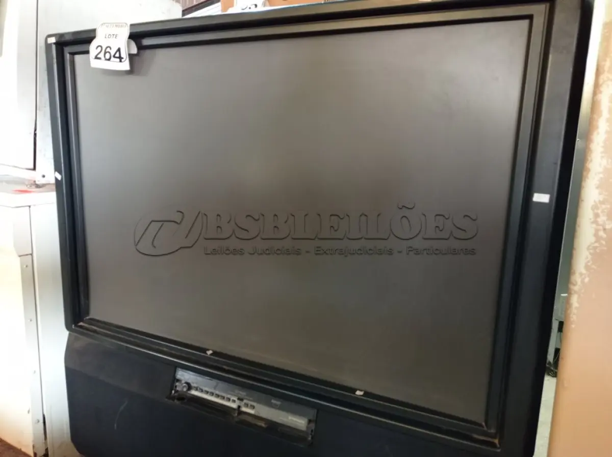 LOTE 264 - 01 TV ANTIGA PIONNER. (NO ESTADO) ATENÇÃO! FAZER A VISITAÇÃO ANTES DE ARREMATAR, NÃO SABEMOS SE FUNCIONA. LEILÃO NÃO TEM GARANTIA E NEM DEVOLUÇÃO, SUJEITO A POSSÍVEIS AVARIAS VISÍVEIS/OCULTAS E/OU AUSÊNCIA DE COMPONENTES.