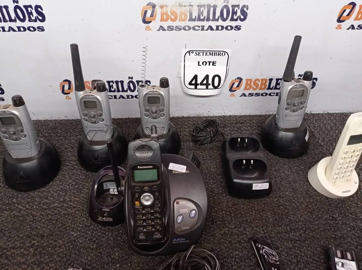 LOTE 440 - 04 APARELHOS WALK TALK; RÁDIOS COMUNICADORES COM CARREGADOR E 03 APARELHOS TELEFÔNICOS DIVERSOS. (NO ESTADO) ATENÇÃO! FAZER A VISITAÇÃO ANTES DE ARREMATAR, NÃO SABEMOS SE FUNCIONA. LEILÃO NÃO TEM GARANTIA E NEM DEVOLUÇÃO, SUJEITO A POSSÍVEIS AVARIAS VISÍVEIS/OCULTAS E/OU AUSÊNCIA DE COMPONENTES.