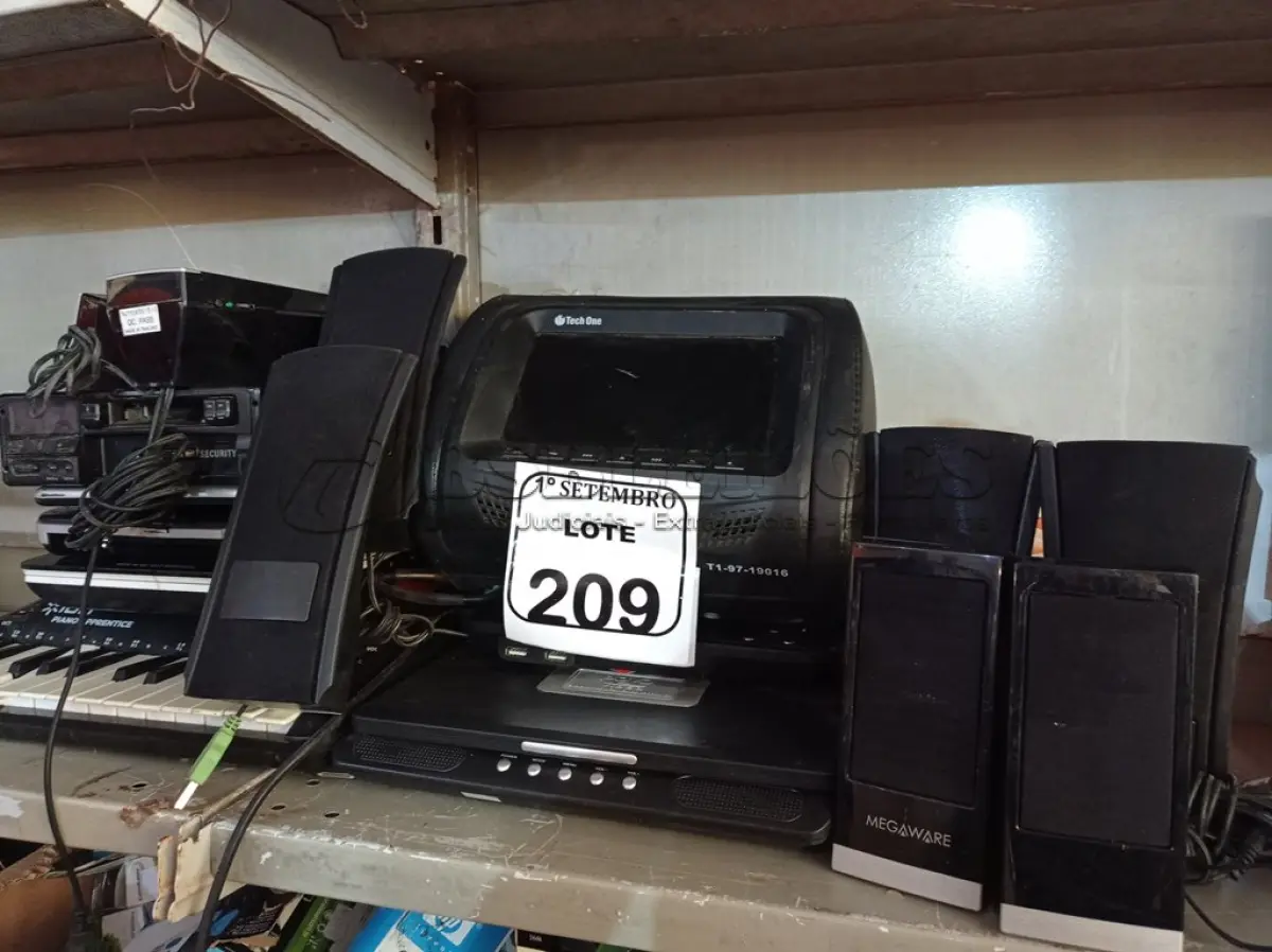 LOTE 209 - 01 MINI TECLADO, 05 PARES DE CAIXAS DE SOM PARA PC, 04 DVDS PORTÁTEIS, 01 SOM AUTOMOTIVO, 01 TELA ENCOSTO. (NO ESTADO) ATENÇÃO! FAZER A VISITAÇÃO ANTES DE ARREMATAR, NÃO SABEMOS SE FUNCIONA. LEILÃO NÃO TEM GARANTIA E NEM DEVOLUÇÃO, SUJEITO A POSSÍVEIS AVARIAS VISÍVEIS/OCULTAS E/OU AUSÊNCIA DE COMPONENTES.