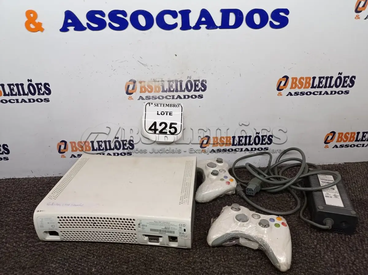 LOTE 425 - 01 XBOX 360 COM FONTE E 02 CONTROLES. (NO ESTADO) ATENÇÃO! FAZER A VISITAÇÃO ANTES DE ARREMATAR, NÃO SABEMOS SE FUNCIONA. LEILÃO NÃO TEM GARANTIA E NEM DEVOLUÇÃO, SUJEITO A POSSÍVEIS AVARIAS VISÍVEIS/OCULTAS E/OU AUSÊNCIA DE COMPONENTES.