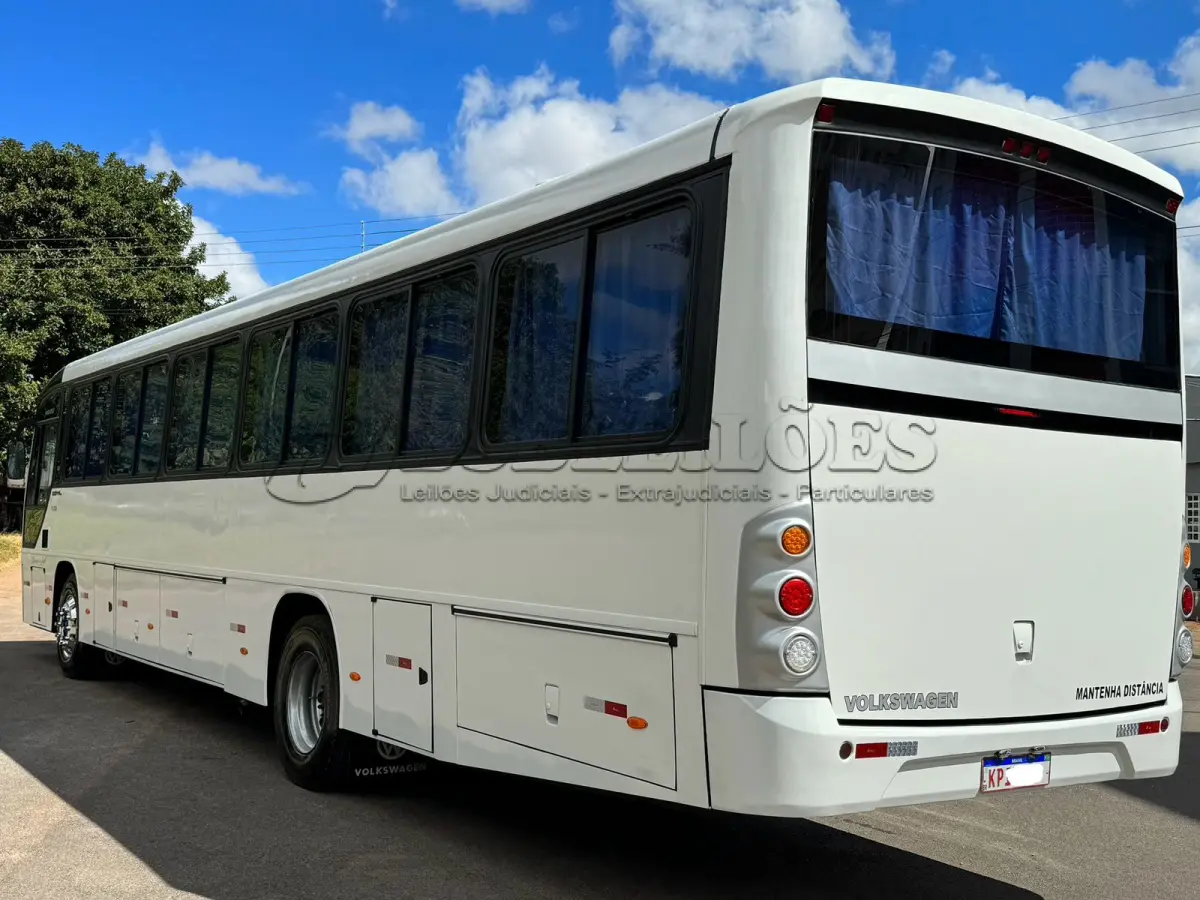 LOTE 004 - 01 ÔNIBUS COMIL VERSATILE 17230, ANO 2013/2013 49 LUGARES, PNEUS NOVOS, RODAS DE ALUMÍNIO, 2024 QUITADO, BAIXA QUILOMETRAGEM, MANUTENÇÕES EM DIA, BAGAGEIROS LATERAIS E INTERNO, ESTADO DE NOVO,  PARA CLIENTES EXIGENTES (NO ESTADO)