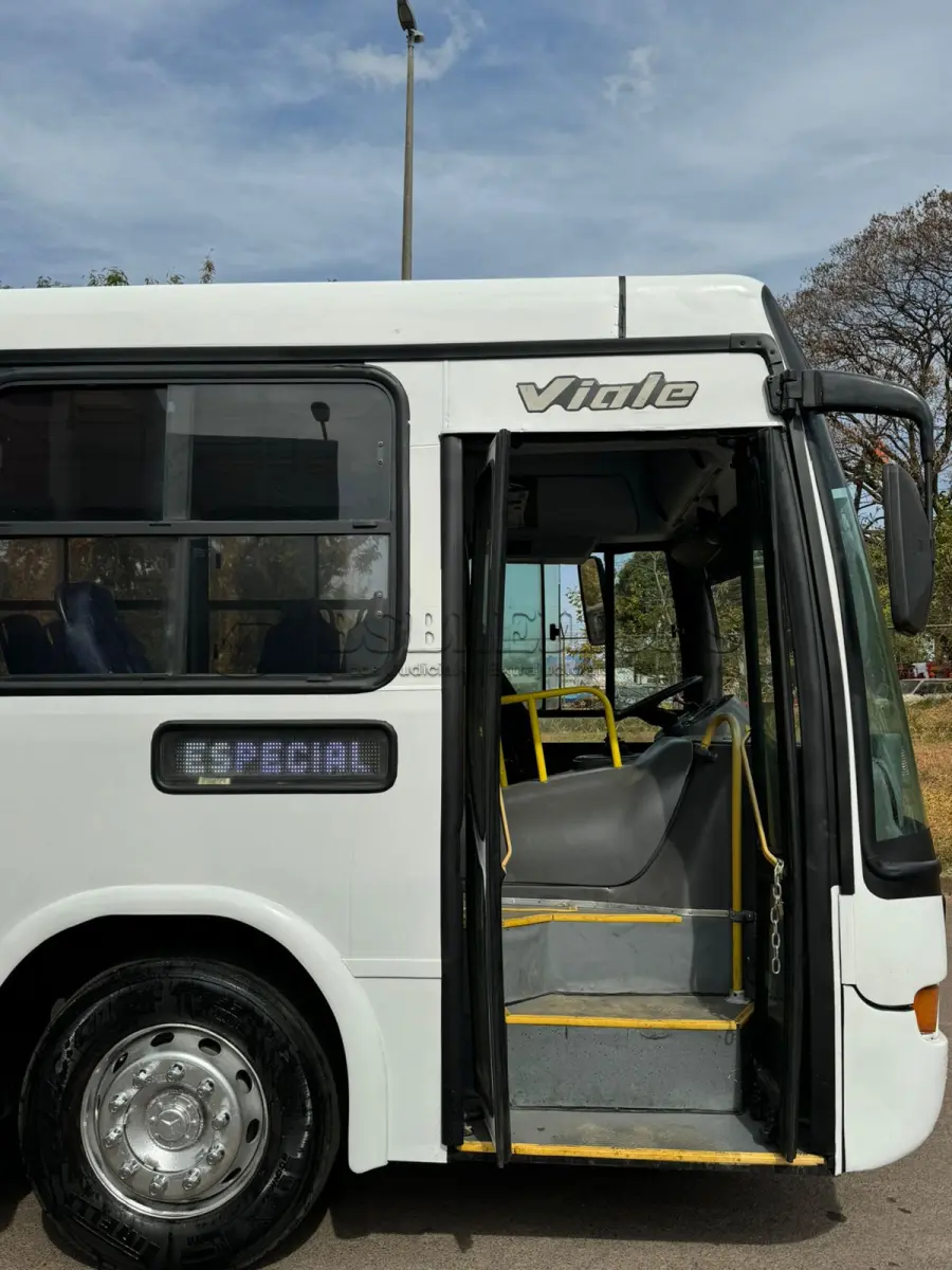 LOTE 002 - 01 ÔNIBUS MERCEDES BENZ 1722, ANO 2011/2011, 44 LUGARES, PNEUS NOVOS, MANUTENÇÕES EM DIA, 2024 QUITADO, PERFEITA CONSERVAÇÃO. (NO ESTADO)