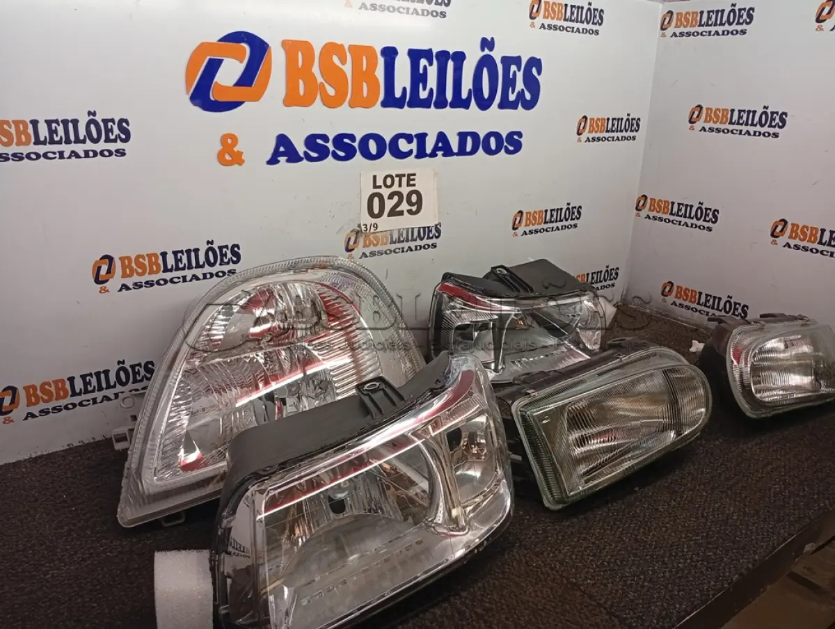 LOTE 029 - 09 – FARÓIS DIVERSOS (NO ESTADO, NÃO SABEMOS SE FUNCIONA. LEILÃO NÃO TEM GARANTIA E NEM DEVOLUÇÃO, SUJEITO A POSSÍVEIS AVARIAS VISÍVEIS/OCULTAS E/OU AUSÊNCIA DE COMPONENTES)