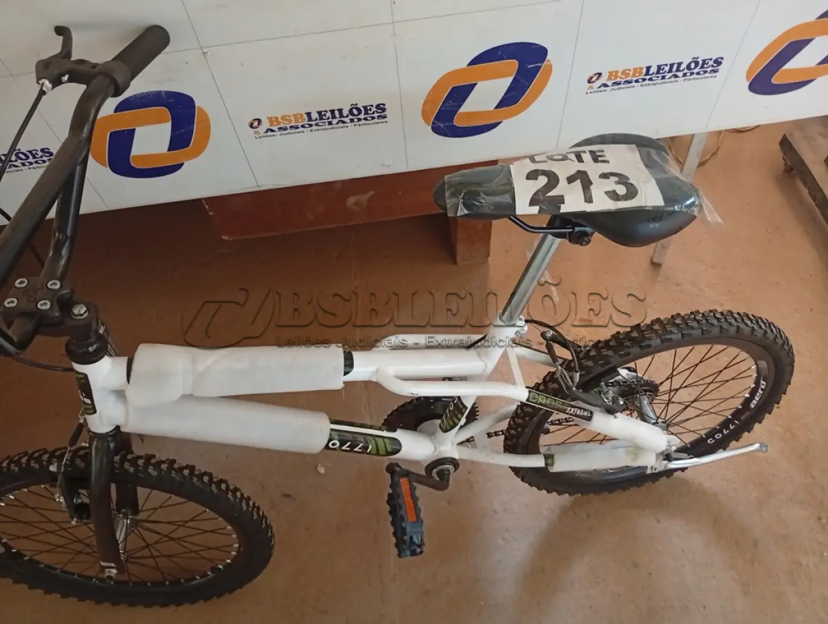 LOTE 213 - 01 - BICICLETA ARO 20 COLLI CROSS EXTREME FREIO V-BREAK (NO ESTADO, NÃO SABEMOS SE FUNCIONA. LEILÃO NÃO TEM GARANTIA E NEM DEVOLUÇÃO, SUJEITO A POSSÍVEIS AVARIAS VISÍVEIS/OCULTAS E/OU AUSÊNCIA DE COMPONENTES)