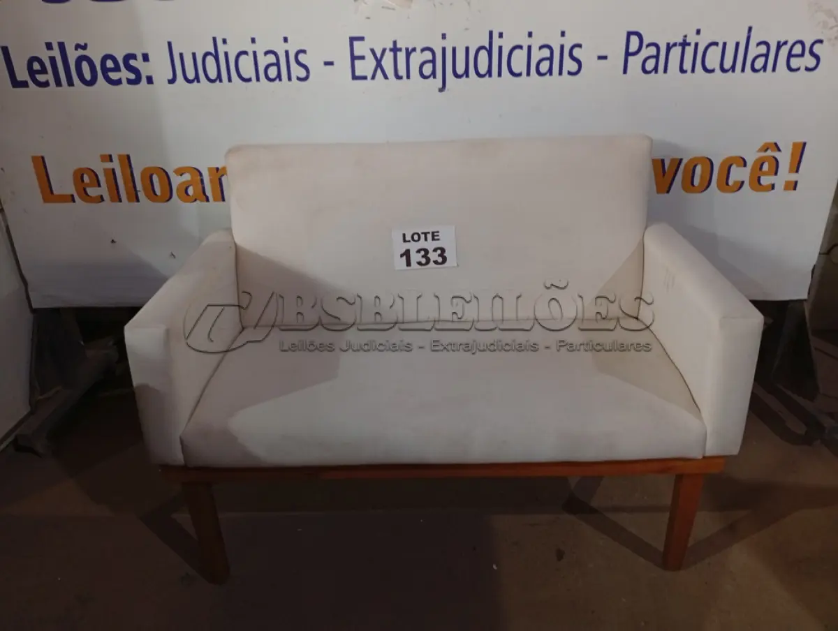 LOTE 133 - 01 - SOFÁ NAMORADEIRA 2 LUGARES (NO ESTADO, NÃO SABEMOS SE FUNCIONA. LEILÃO NÃO TEM GARANTIA E NEM DEVOLUÇÃO, SUJEITO A POSSÍVEIS AVARIAS VISÍVEIS/OCULTAS E/OU AUSÊNCIA DE COMPONENTES)