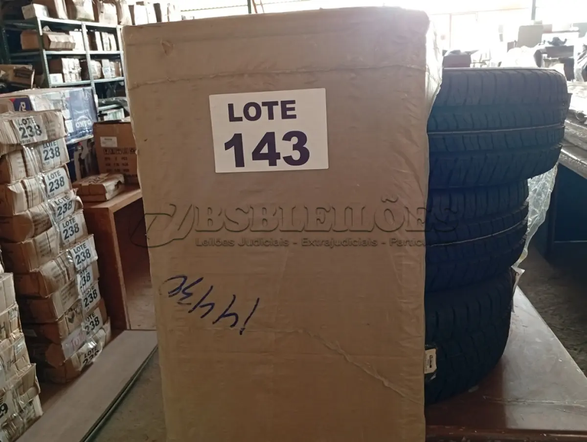 LOTE 143 - 01 - APARADOR BUFFET 4 PORTAS MULTIMÓVEIS (NO ESTADO, NÃO SABEMOS SE FUNCIONA. LEILÃO NÃO TEM GARANTIA E NEM DEVOLUÇÃO, SUJEITO A POSSÍVEIS AVARIAS VISÍVEIS/OCULTAS E/OU AUSÊNCIA DE COMPONENTES)