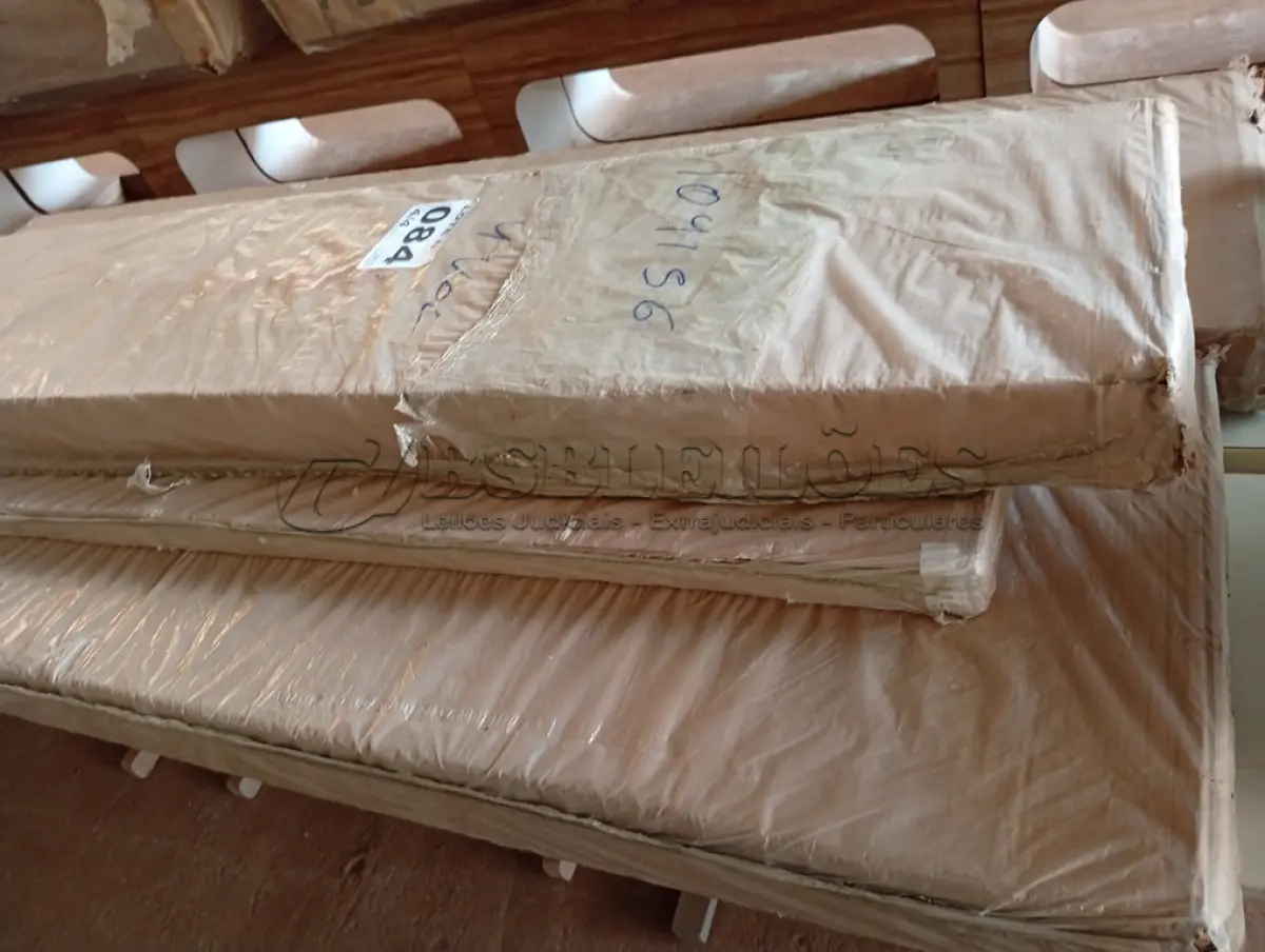 LOTE 084 - 01 - GUARDA ROUPA CASAL 3 PORTAS DE CORRER SEM ESPELHO IPÊ TEX/VANILLA TEX (NO ESTADO, NÃO SABEMOS SE FUNCIONA. LEILÃO NÃO TEM GARANTIA E NEM DEVOLUÇÃO, SUJEITO A POSSÍVEIS AVARIAS VISÍVEIS/OCULTAS E/OU AUSÊNCIA DE COMPONENTES)