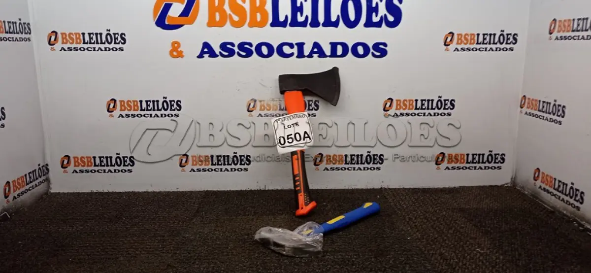 LOTE 050 - 01 MACHADO E 01 MARTELO. (NO ESTADO) ATENÇÃO! FAZER A VISITAÇÃO ANTES DE ARREMATAR, NÃO SABEMOS SE FUNCIONA. LEILÃO NÃO TEM GARANTIA E NEM DEVOLUÇÃO, SUJEITO A POSSÍVEIS AVARIAS VISÍVEIS/OCULTAS E/OU AUSÊNCIA DE COMPONENTES.