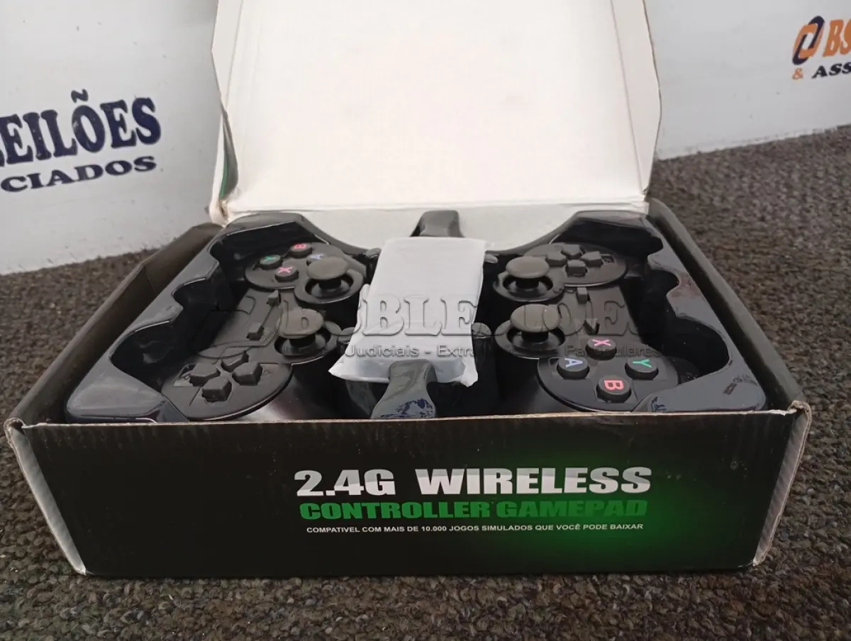 LOTE 106 - 01 - VÍDEO GAME STICK LITE COM 10.000 MIL JOGOS + 2 CONTROLES SEM FIO (NO ESTADO, NÃO SABEMOS SE FUNCIONA. LEILÃO NÃO TEM GARANTIA E NEM DEVOLUÇÃO, SUJEITO A POSSÍVEIS AVARIAS VISÍVEIS/OCULTAS E/OU AUSÊNCIA DE COMPONENTES)