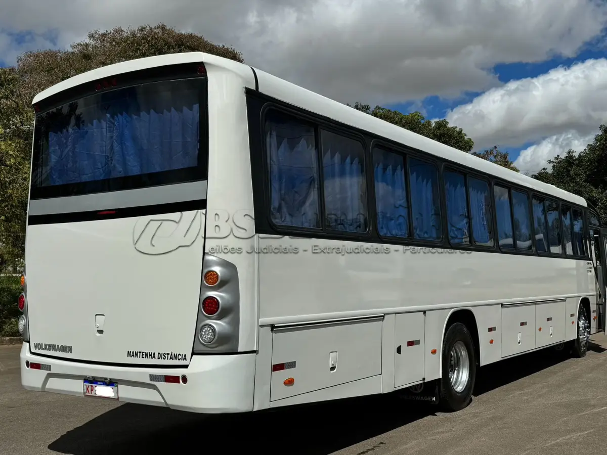 LOTE 004 - 01 ÔNIBUS COMIL VERSATILE 17230, ANO 2013/2013 49 LUGARES, PNEUS NOVOS, RODAS DE ALUMÍNIO, 2024 QUITADO, BAIXA QUILOMETRAGEM, MANUTENÇÕES EM DIA, BAGAGEIROS LATERAIS E INTERNO, ESTADO DE NOVO,  PARA CLIENTES EXIGENTES (NO ESTADO)