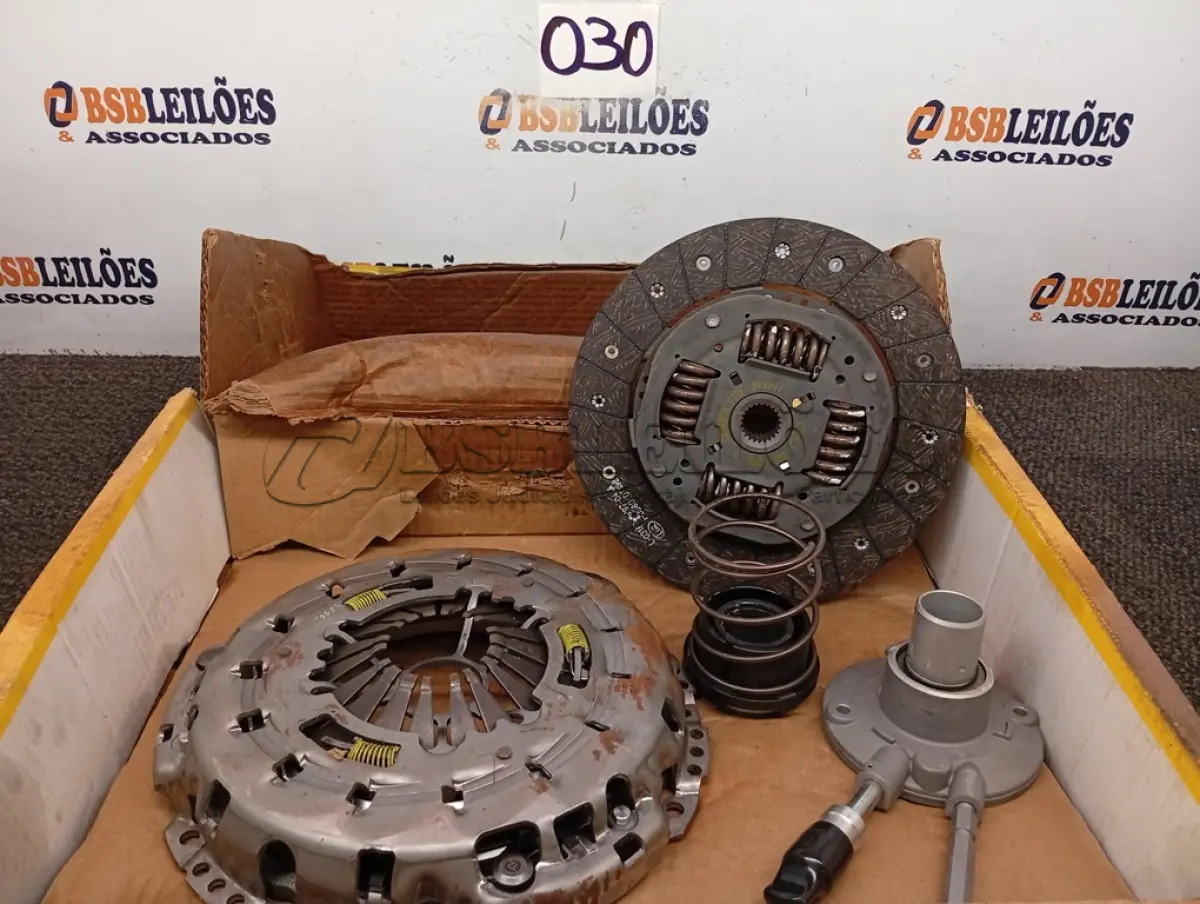 LOTE 030 - 01 - KIT EMBREAGEM E ATUADOR S10 BLAZER LUK (NO ESTADO, NÃO SABEMOS SE FUNCIONA. LEILÃO NÃO TEM GARANTIA E NEM DEVOLUÇÃO, SUJEITO A POSSÍVEIS AVARIAS VISÍVEIS/OCULTAS E/OU AUSÊNCIA DE COMPONENTES)