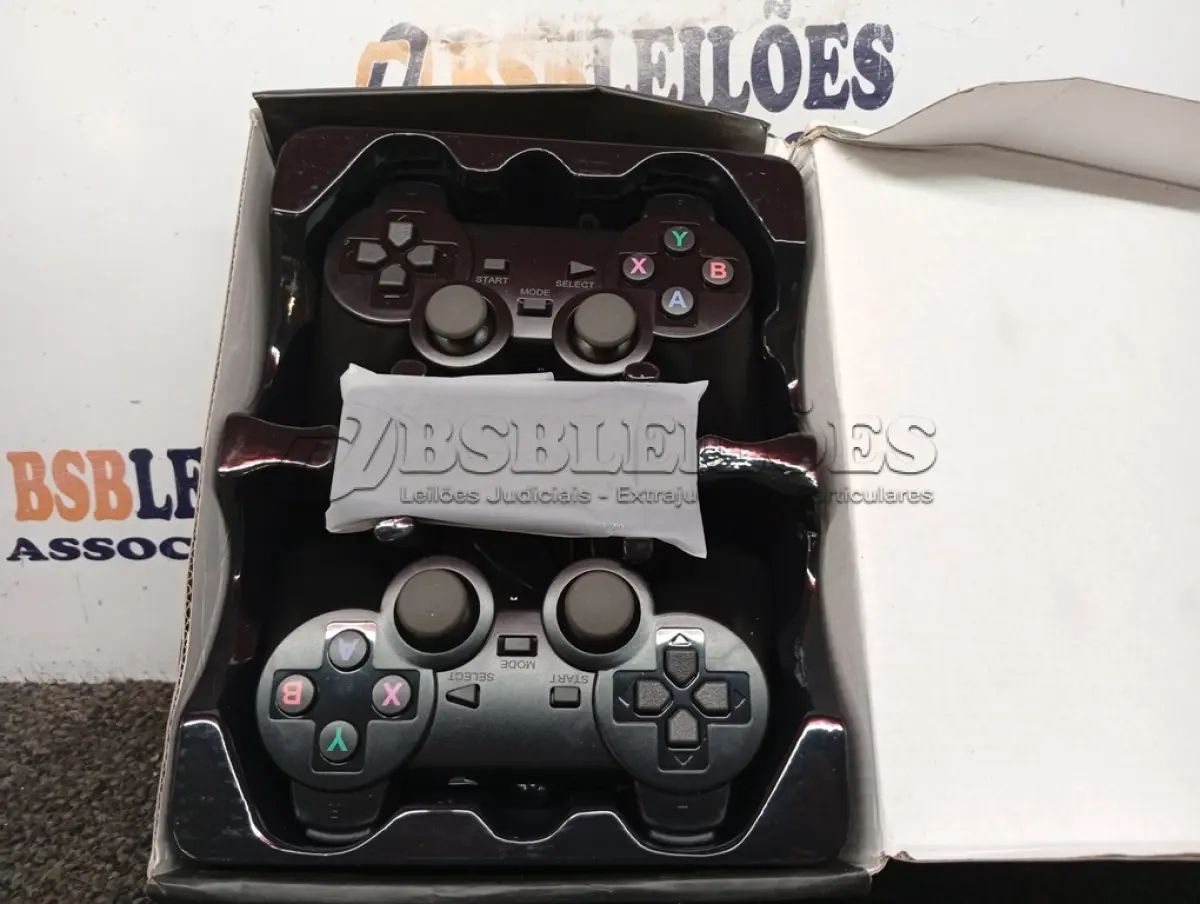 LOTE 106 - 01 - VÍDEO GAME STICK LITE COM 10.000 MIL JOGOS + 2 CONTROLES SEM FIO (NO ESTADO, NÃO SABEMOS SE FUNCIONA. LEILÃO NÃO TEM GARANTIA E NEM DEVOLUÇÃO, SUJEITO A POSSÍVEIS AVARIAS VISÍVEIS/OCULTAS E/OU AUSÊNCIA DE COMPONENTES)
