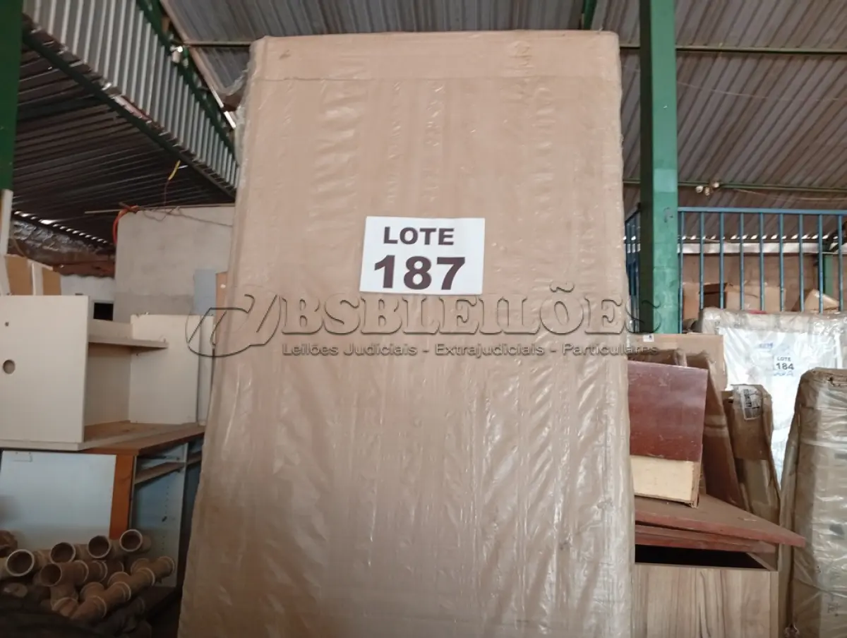 LOTE 187 - 01 - RACK COM PAINEL P/ TV MP3059 (NO ESTADO, NÃO SABEMOS SE FUNCIONA. LEILÃO NÃO TEM GARANTIA E NEM DEVOLUÇÃO, SUJEITO A POSSÍVEIS AVARIAS VISÍVEIS/OCULTAS E/OU AUSÊNCIA DE COMPONENTES)