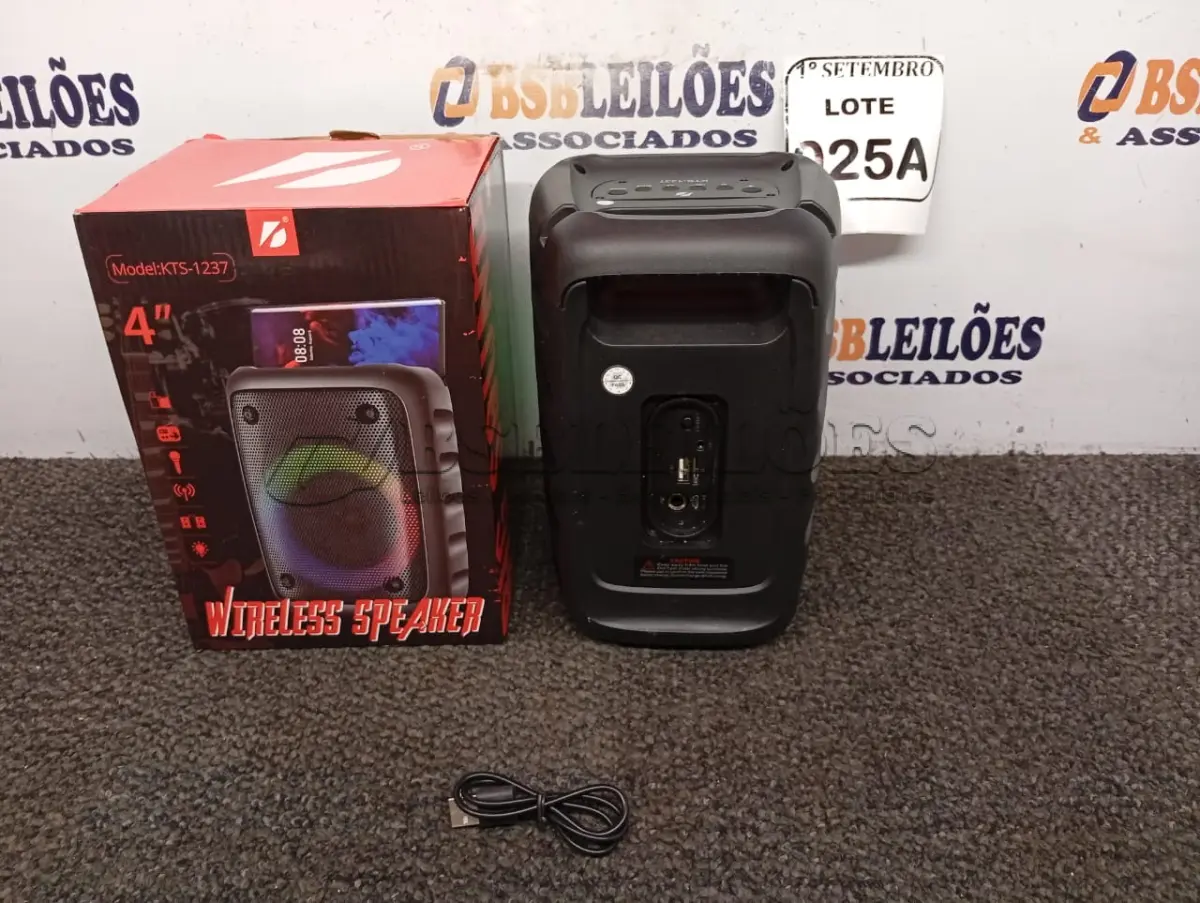 LOTE 025 - 01 CAIXA DE SOM WIRELESS SPEAKER MODELO KTS-1237(NOVO) (NO ESTADO) ATENÇÃO! FAZER A VISITAÇÃO ANTES DE ARREMATAR, NÃO SABEMOS SE FUNCIONA. LEILÃO NÃO TEM GARANTIA E NEM DEVOLUÇÃO, SUJEITO A POSSÍVEIS AVARIAS VISÍVEIS/OCULTAS E/OU AUSÊNCIA DE COMPONENTES.