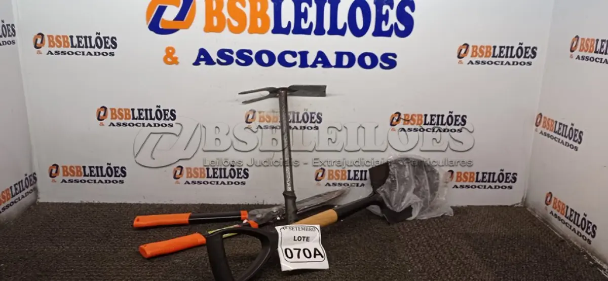 LOTE 070 - 01 SACHO PARA JARDINAGEM, 01 PÁ E 01 TESOURA PARA JARDIM. (NO ESTADO) ATENÇÃO! FAZER A VISITAÇÃO ANTES DE ARREMATAR, NÃO SABEMOS SE FUNCIONA. LEILÃO NÃO TEM GARANTIA E NEM DEVOLUÇÃO, SUJEITO A POSSÍVEIS AVARIAS VISÍVEIS/OCULTAS E/OU AUSÊNCIA DE COMPONENTES.