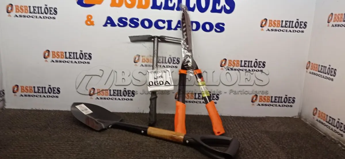 LOTE 060 - 01 SACHO PARA JARDINAGEM, 01 PÁ E 01 TESOURA PARA JARDIM. (NO ESTADO) ATENÇÃO! FAZER A VISITAÇÃO ANTES DE ARREMATAR, NÃO SABEMOS SE FUNCIONA. LEILÃO NÃO TEM GARANTIA E NEM DEVOLUÇÃO, SUJEITO A POSSÍVEIS AVARIAS VISÍVEIS/OCULTAS E/OU AUSÊNCIA DE COMPONENTES.