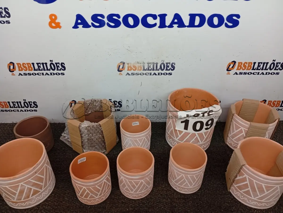 LOTE 109 - 10 – VASOS DE ARGILA (NO ESTADO, NÃO SABEMOS SE FUNCIONA. LEILÃO NÃO TEM GARANTIA E NEM DEVOLUÇÃO, SUJEITO A POSSÍVEIS AVARIAS VISÍVEIS/OCULTAS E/OU AUSÊNCIA DE COMPONENTES)
