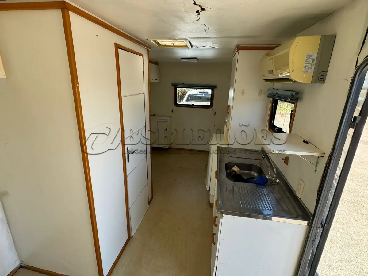 LOTE 006 - 01 EXCELENTE TRAILER ANO 2021/2021 COM 6 METROS DE COMPRIMENTO, DOCUMENTAÇÃO EM DIA, ESPECIFICAÇÕES: SÃO 6 METROS CONTENDO BANHEIRO COMPLETO, PNEUS NOVOS, AR CONDICIONADO, ARMÁRIOS, FRIGOBAR, MICROONDAS, SISTEMA ELÉTRICO COM CONVERSORES, CAIXA D´ÁGUA, CAIXA DE DEGETOS, PIA, ETC, EXCELENTE PARA MOTO HOME, ESCRITÓRIOS, ENTRE OUTROS, PRECISA PEQUENOS REPAROS INTERNOS DEVIDO AO USO E TEMPO (NO ESTADO)