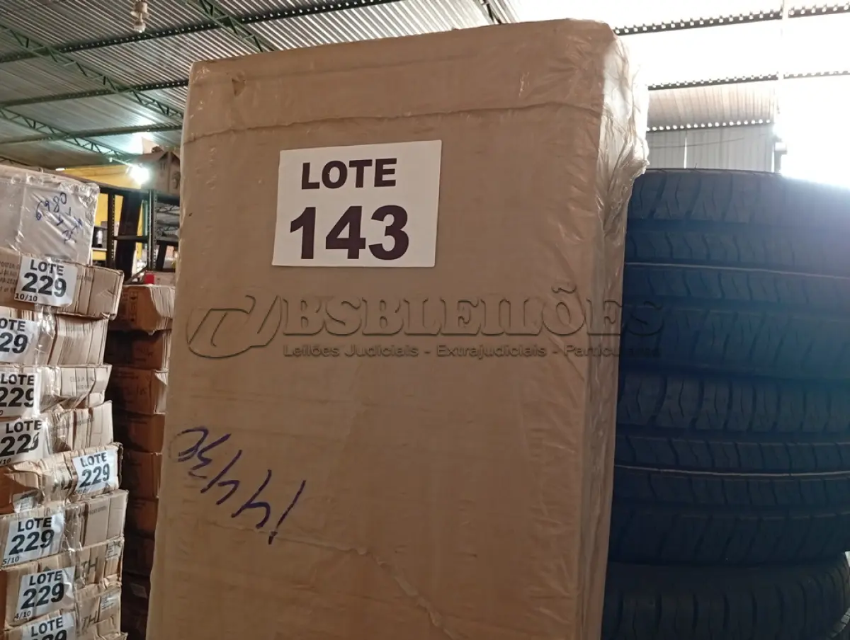 LOTE 143 - 01 - APARADOR BUFFET 4 PORTAS MULTIMÓVEIS (NO ESTADO, NÃO SABEMOS SE FUNCIONA. LEILÃO NÃO TEM GARANTIA E NEM DEVOLUÇÃO, SUJEITO A POSSÍVEIS AVARIAS VISÍVEIS/OCULTAS E/OU AUSÊNCIA DE COMPONENTES)