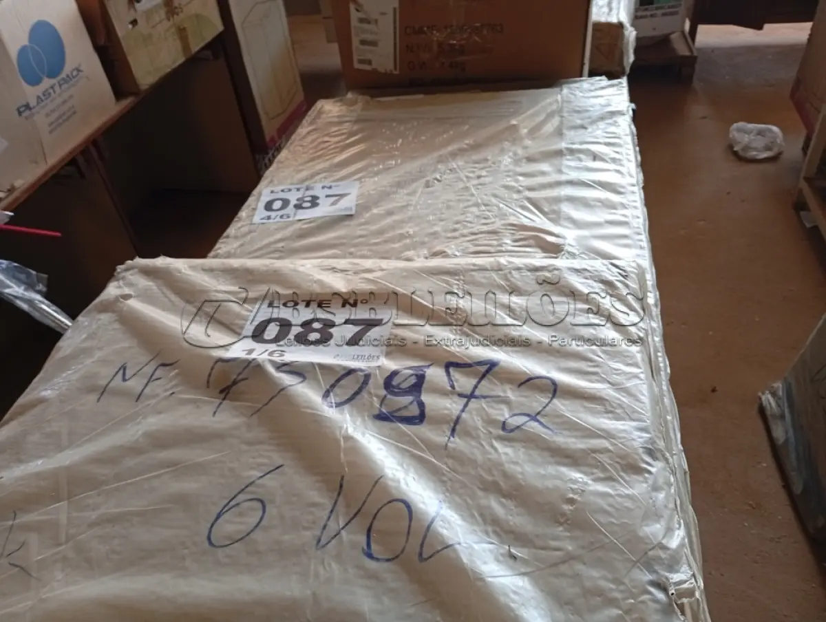 LOTE 087 - 01 - GUARDA ROUPA CASAL 2 PORTAS 4 GAVETAS VERONA PLUS (NO ESTADO, NÃO SABEMOS SE FUNCIONA. LEILÃO NÃO TEM GARANTIA E NEM DEVOLUÇÃO, SUJEITO A POSSÍVEIS AVARIAS VISÍVEIS/OCULTAS E/OU AUSÊNCIA DE COMPONENTES)