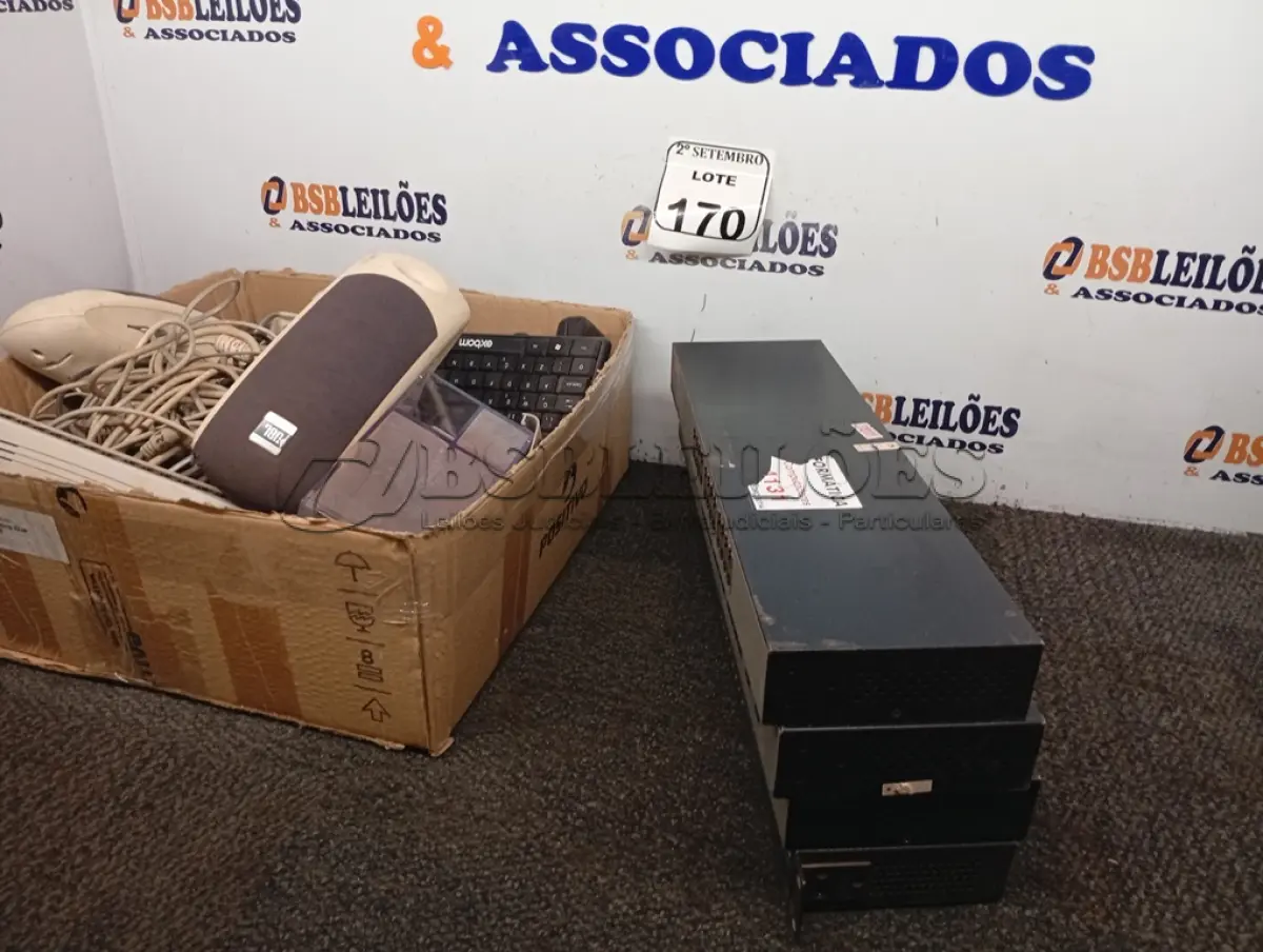 LOTE 170 - 01 LOTE COM 04 SWITCHES E MATERIAIS DIVERSOS. (NO ESTADO) ATENÇÃO! FAZER A VISITAÇÃO ANTES DE ARREMATAR, NÃO SABEMOS SE FUNCIONA. LEILÃO NÃO TEM GARANTIA E NEM DEVOLUÇÃO, SUJEITO A POSSÍVEIS AVARIAS VISÍVEIS/OCULTAS E/OU AUSÊNCIA DE COMPONENTES.
