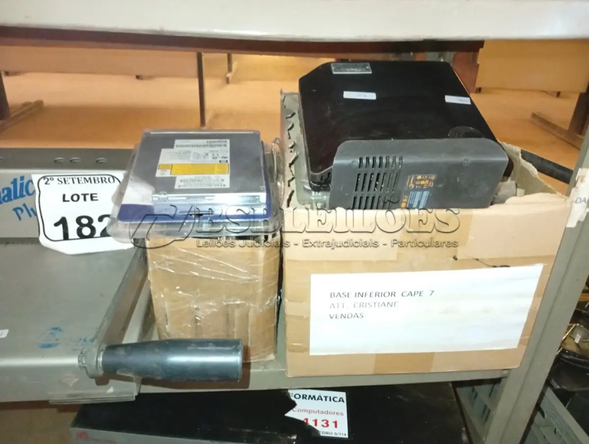 LOTE 182 - 01 TABELA PARA ENCADERNAR E DIVERSOS HDS. (NO ESTADO) ATENÇÃO! FAZER A VISITAÇÃO ANTES DE ARREMATAR, NÃO SABEMOS SE FUNCIONA. LEILÃO NÃO TEM GARANTIA E NEM DEVOLUÇÃO, SUJEITO A POSSÍVEIS AVARIAS VISÍVEIS/OCULTAS E/OU AUSÊNCIA DE COMPONENTES.