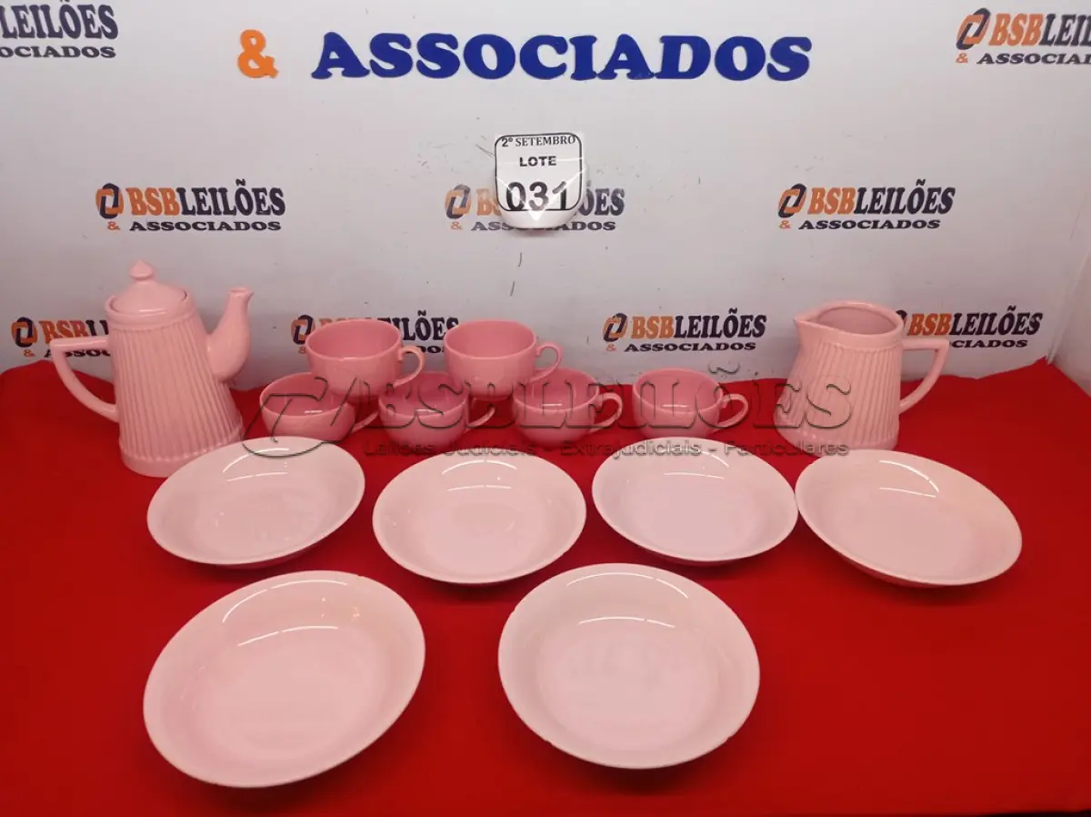 LOTE 031 - 06 XICARAS ROSAS, 01 CHALEIRA, 01 VASILHA DE CAFÉ E 06 PRATOS ROSAS. (NO ESTADO) ATENÇÃO! FAZER A VISITAÇÃO ANTES DE ARREMATAR, NÃO SABEMOS SE FUNCIONA. LEILÃO NÃO TEM GARANTIA E NEM DEVOLUÇÃO, SUJEITO A POSSÍVEIS AVARIAS VISÍVEIS/OCULTAS E/OU AUSÊNCIA DE COMPONENTES.