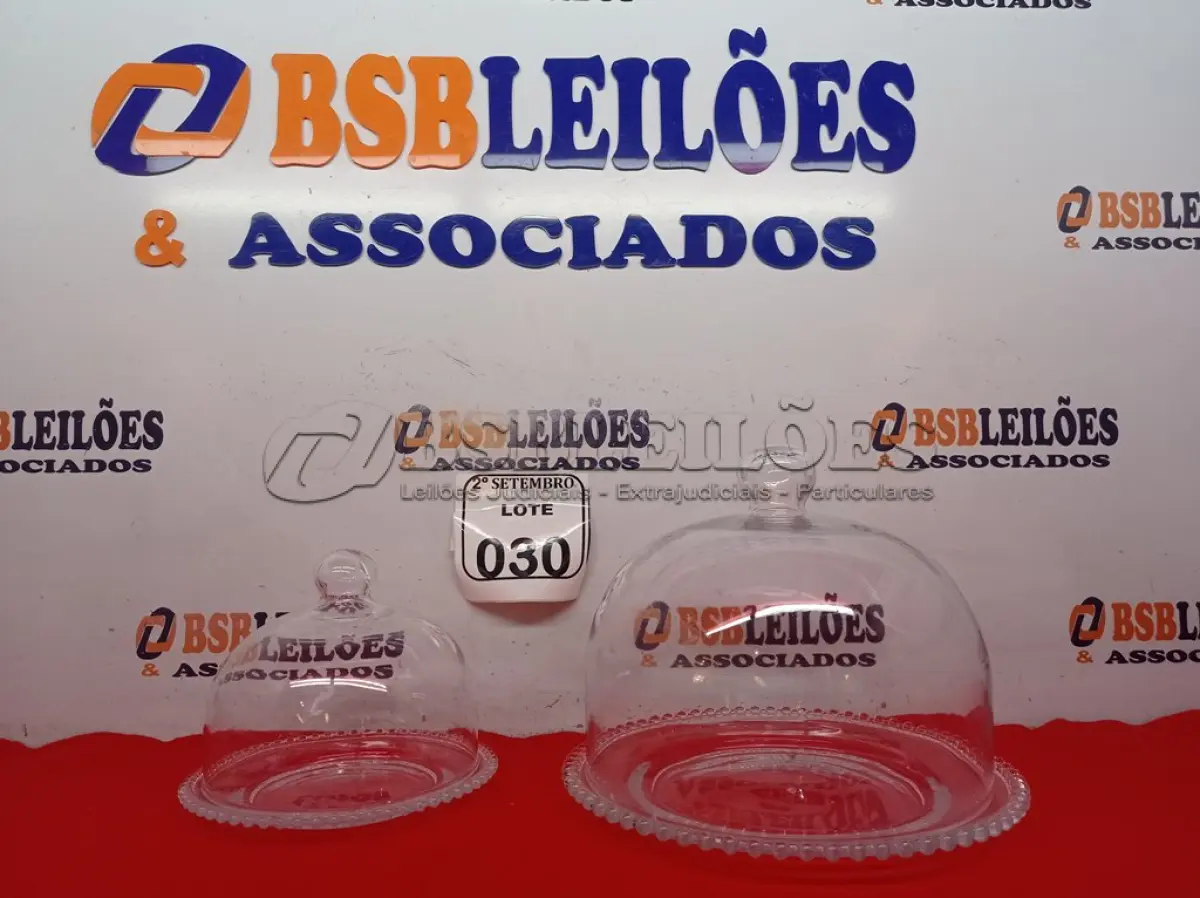 LOTE 030 - 01 BOMBONIERE DE VIDRO GRANDE E 01 PEQUENA.  (NO ESTADO) ATENÇÃO! FAZER A VISITAÇÃO ANTES DE ARREMATAR, NÃO SABEMOS SE FUNCIONA. LEILÃO NÃO TEM GARANTIA E NEM DEVOLUÇÃO, SUJEITO A POSSÍVEIS AVARIAS VISÍVEIS/OCULTAS E/OU AUSÊNCIA DE COMPONENTES.