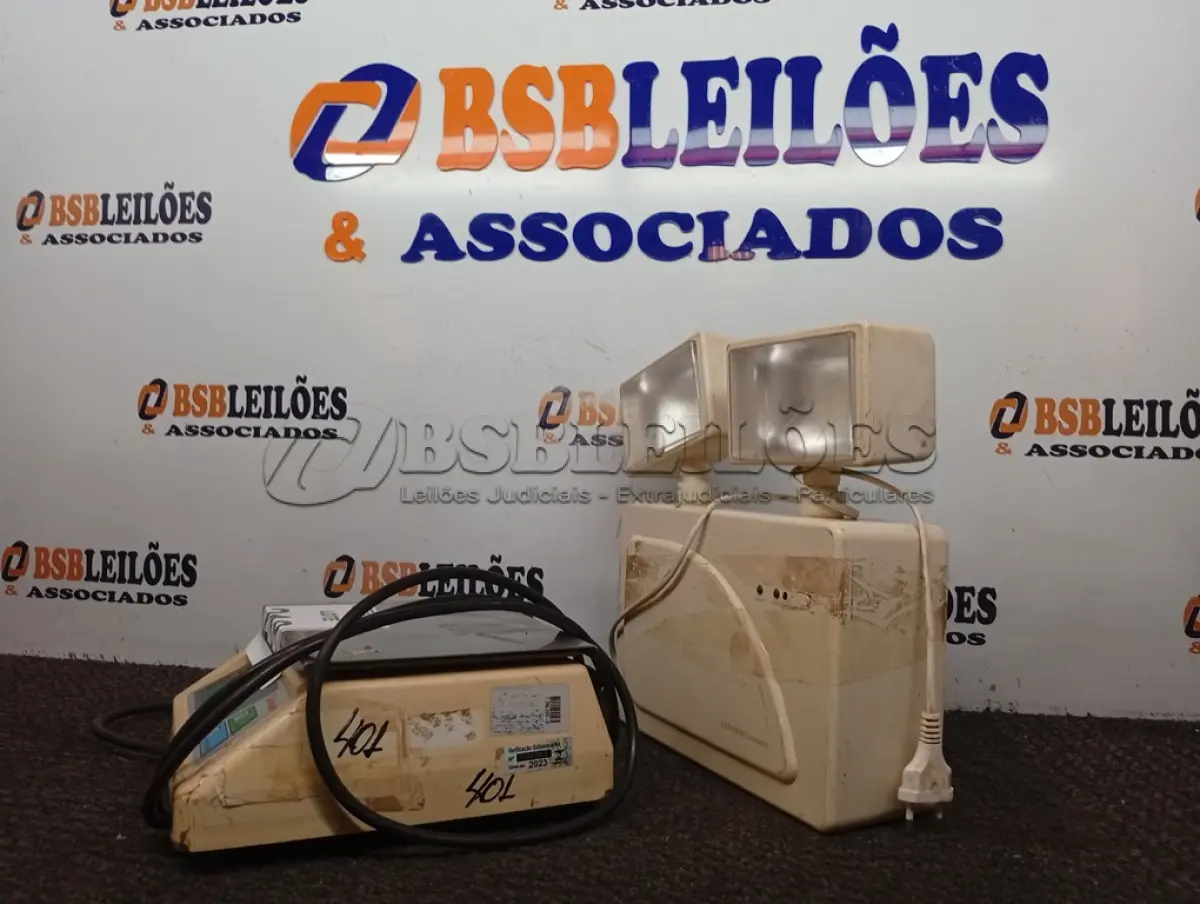 LOTE 218 - 01 LUMINÁRIA DE EMERGÊNCIA E 01 BALANÇA. (NO ESTADO) ATENÇÃO! FAZER A VISITAÇÃO ANTES DE ARREMATAR, NÃO SABEMOS SE FUNCIONA. LEILÃO NÃO TEM GARANTIA E NEM DEVOLUÇÃO, SUJEITO A POSSÍVEIS AVARIAS VISÍVEIS/OCULTAS E/OU AUSÊNCIA DE COMPONENTES.