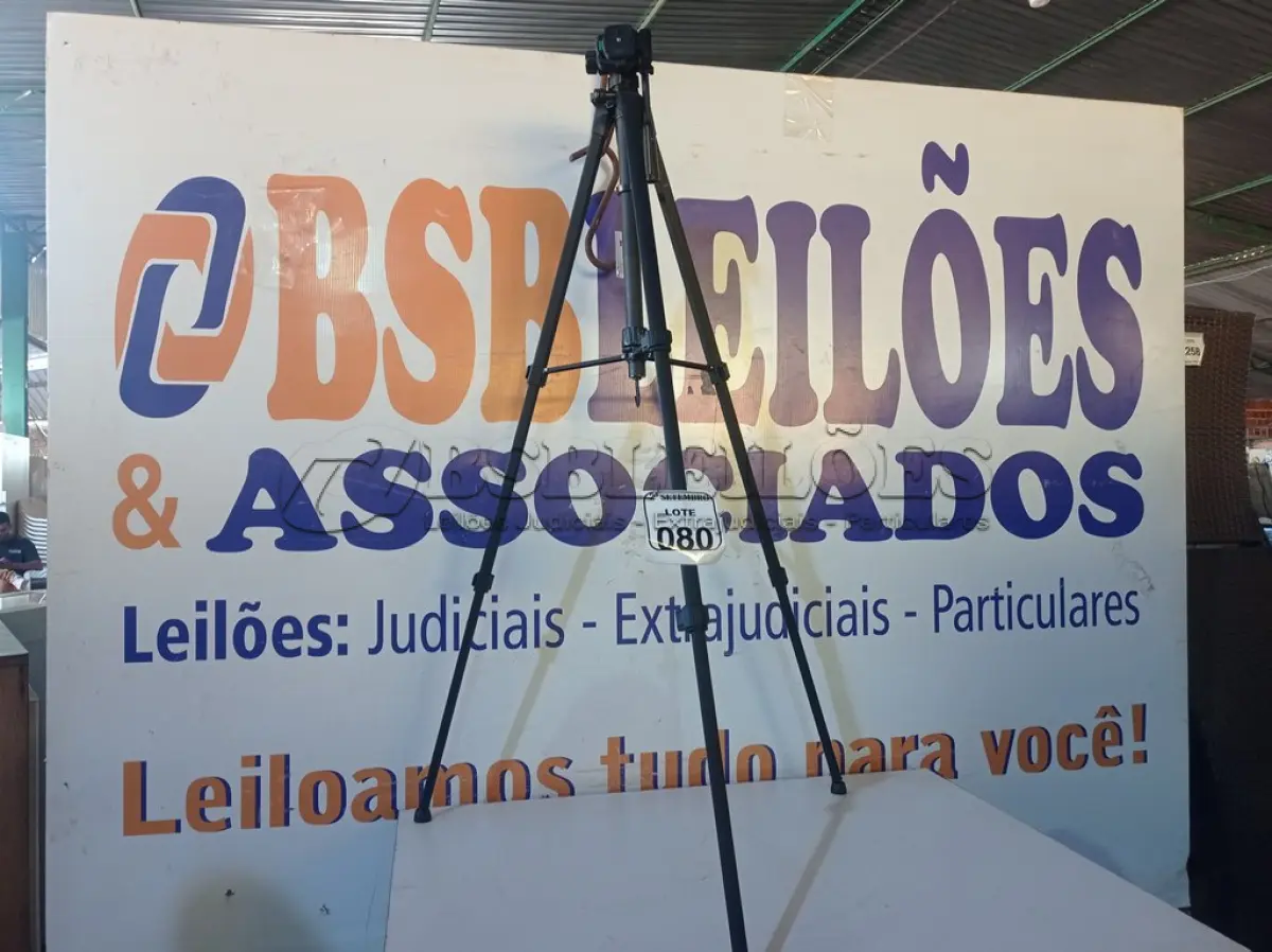 LOTE 080 - 01 TRIPÉ DE CÂMERA MARCA LUCACELL LCT-3016. (NO ESTADO) ATENÇÃO! FAZER A VISITAÇÃO ANTES DE ARREMATAR, NÃO SABEMOS SE FUNCIONA. LEILÃO NÃO TEM GARANTIA E NEM DEVOLUÇÃO, SUJEITO A POSSÍVEIS AVARIAS VISÍVEIS/OCULTAS E/OU AUSÊNCIA DE COMPONENTES.