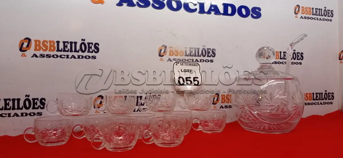 LOTE 055 - 01 PONCHEIRA, 01 CONCHA E 11 XÍCARAS. (NO ESTADO) ATENÇÃO! FAZER A VISITAÇÃO ANTES DE ARREMATAR, NÃO SABEMOS SE FUNCIONA. LEILÃO NÃO TEM GARANTIA E NEM DEVOLUÇÃO, SUJEITO A POSSÍVEIS AVARIAS VISÍVEIS/OCULTAS E/OU AUSÊNCIA DE COMPONENTES.