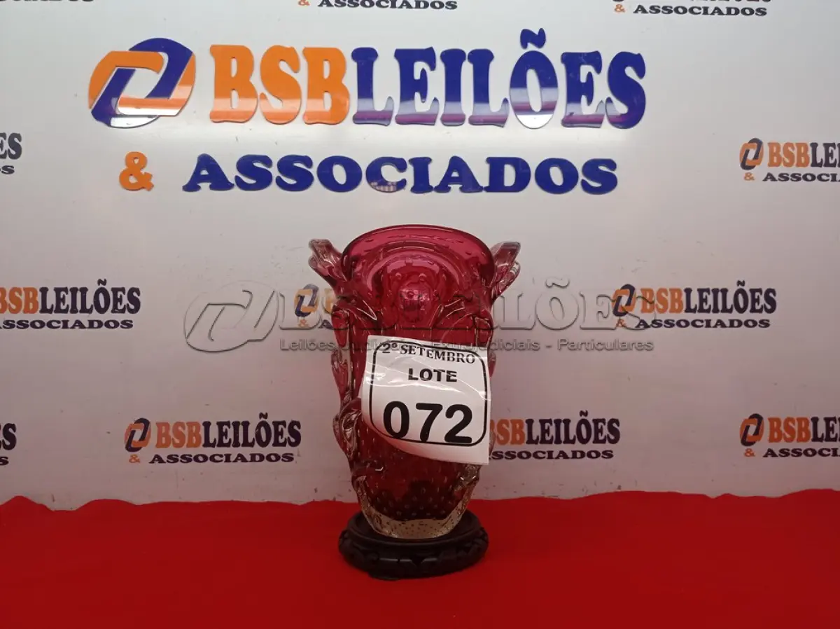 LOTE 072 - 01 VASO MURANO VERMELHO C/ BASE DE MADEIRA. (NO ESTADO) ATENÇÃO! FAZER A VISITAÇÃO ANTES DE ARREMATAR, NÃO SABEMOS SE FUNCIONA. LEILÃO NÃO TEM GARANTIA E NEM DEVOLUÇÃO, SUJEITO A POSSÍVEIS AVARIAS VISÍVEIS/OCULTAS E/OU AUSÊNCIA DE COMPONENTES.