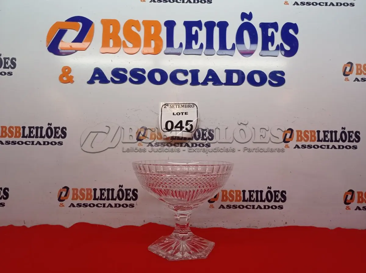 LOTE 045 - 01 FRUTEIRA CRISTAL BOHEMIA. (NO ESTADO) ATENÇÃO! FAZER A VISITAÇÃO ANTES DE ARREMATAR, NÃO SABEMOS SE FUNCIONA. LEILÃO NÃO TEM GARANTIA E NEM DEVOLUÇÃO, SUJEITO A POSSÍVEIS AVARIAS VISÍVEIS/OCULTAS E/OU AUSÊNCIA DE COMPONENTES.