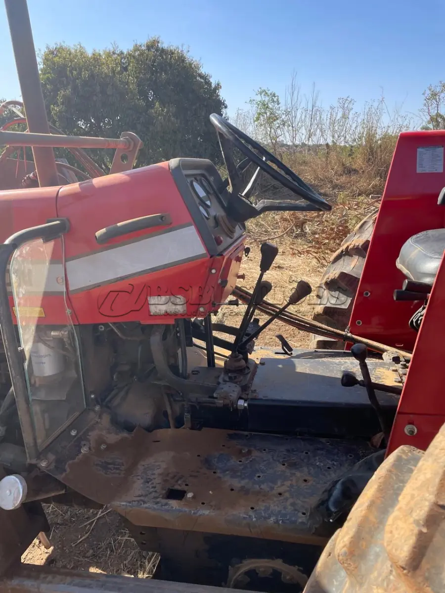 LOTE 008 - 01 TRATOR MF 292 4X4, ANO 1993, MOTOR, BOMBA, BICOS INJETORES FEITO, CAIXA DE CÂMBIO REVISADA ESTA COM APENAS 10 HORAS DE USO APÓS TER SIDO FEITO, CONJUNTO FRONTAL BALDAN ANO 2016 (NO ESTADO)