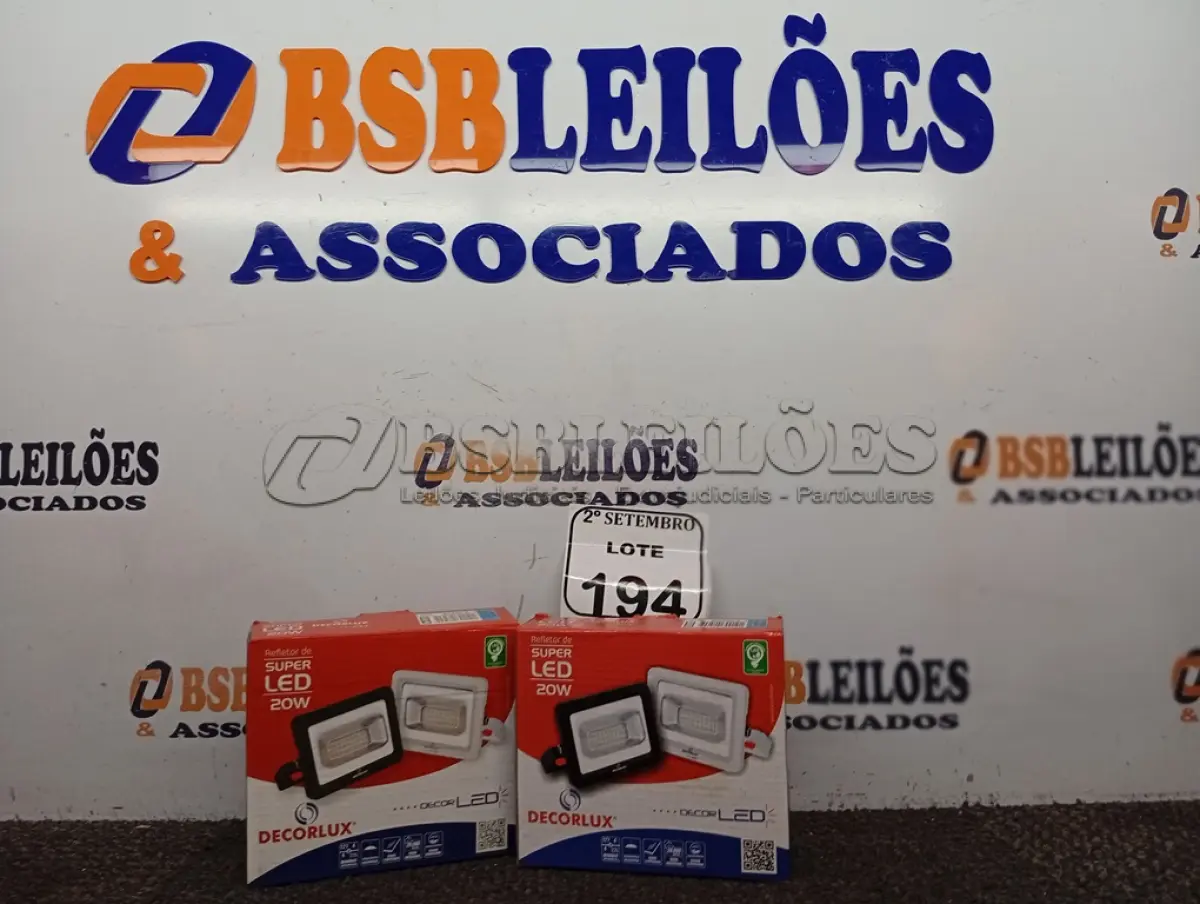LOTE 194 - 02 REFLETORES DECORLED SUPERLED 220V 20W LUZ BRANCA DECORLUX NOVO. (NO ESTADO) ATENÇÃO! FAZER A VISITAÇÃO ANTES DE ARREMATAR, NÃO SABEMOS SE FUNCIONA. LEILÃO NÃO TEM GARANTIA E NEM DEVOLUÇÃO, SUJEITO A POSSÍVEIS AVARIAS VISÍVEIS/OCULTAS E/OU AUSÊNCIA DE COMPONENTES.
