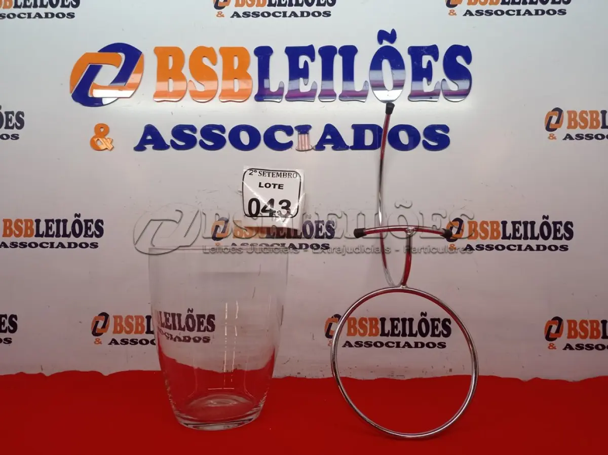 LOTE 043 - 01 SUPORTE EM INOX E 01 BALDE DE VIDRO. (NO ESTADO) ATENÇÃO! FAZER A VISITAÇÃO ANTES DE ARREMATAR, NÃO SABEMOS SE FUNCIONA. LEILÃO NÃO TEM GARANTIA E NEM DEVOLUÇÃO, SUJEITO A POSSÍVEIS AVARIAS VISÍVEIS/OCULTAS E/OU AUSÊNCIA DE COMPONENTES.